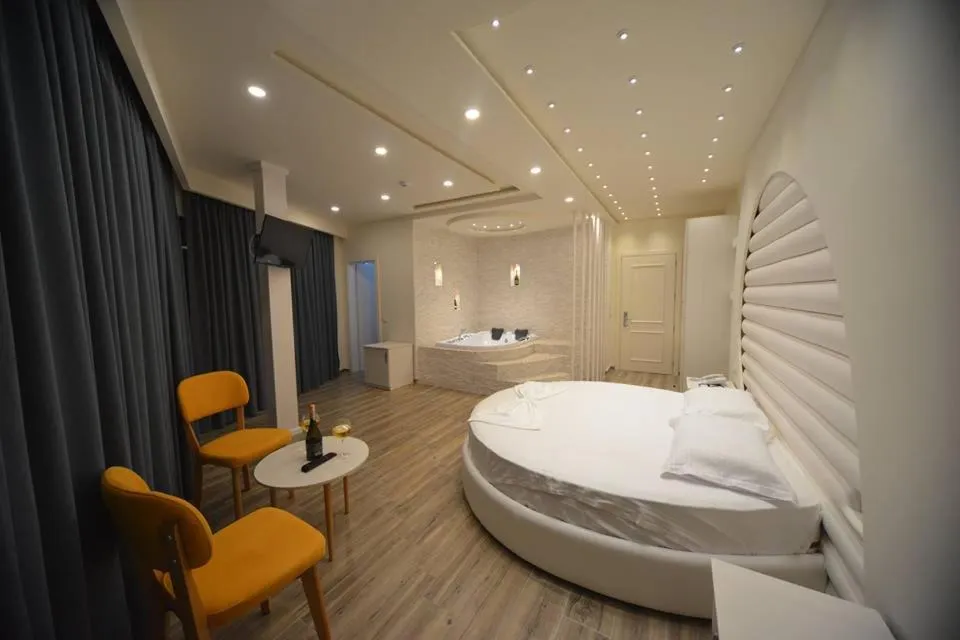 Hot Tub in Hotel Elesio