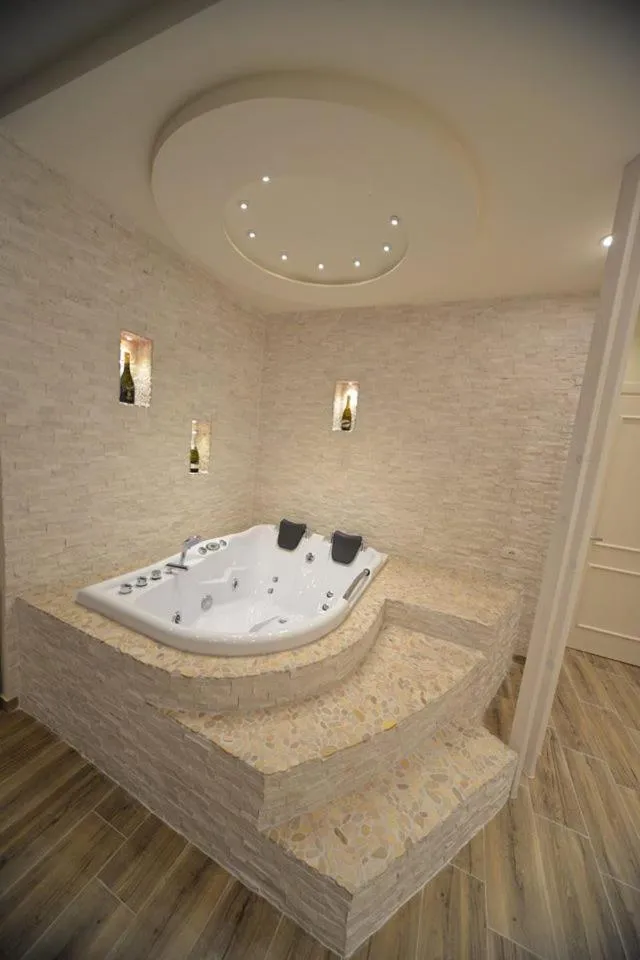 Hot Tub in Hotel Elesio