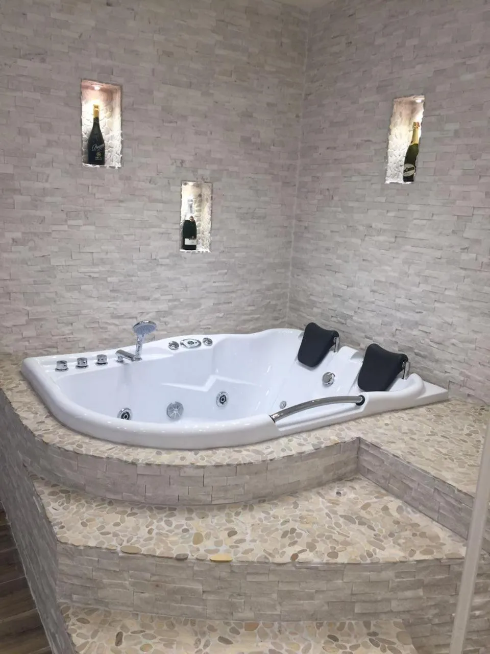 Hot Tub in Hotel Elesio