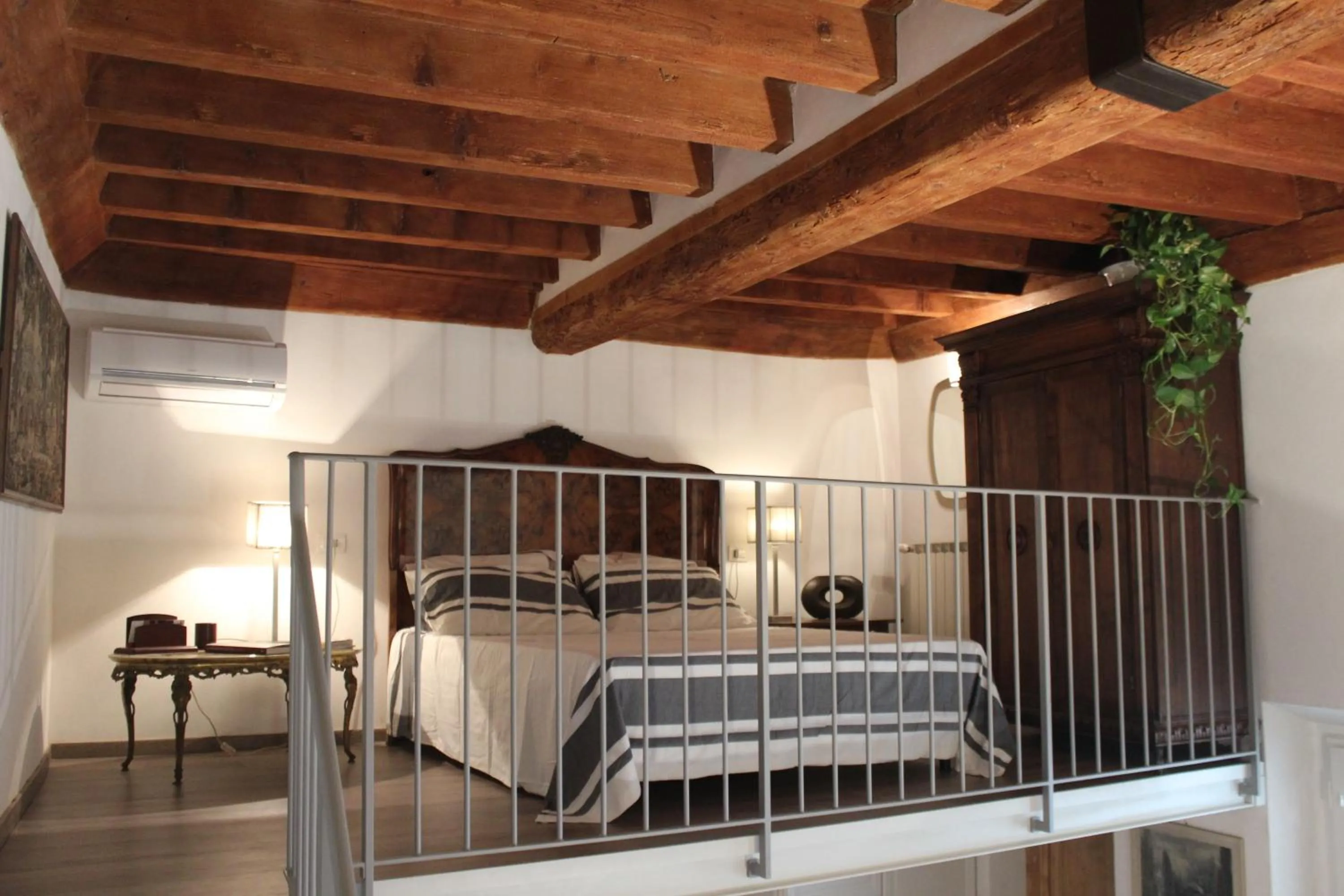 Photo of the whole room, Bed in Florence Pitti Loft