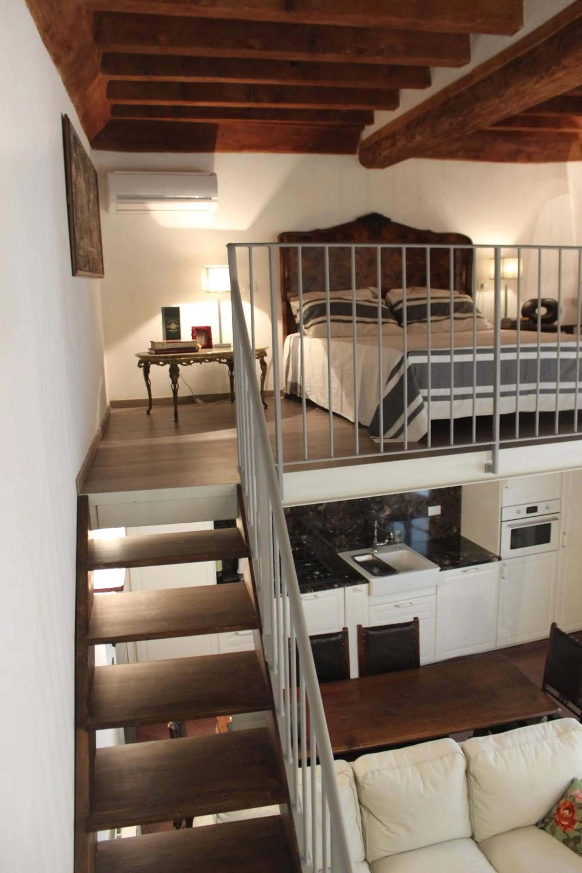 Photo of the whole room, Bed in Florence Pitti Loft