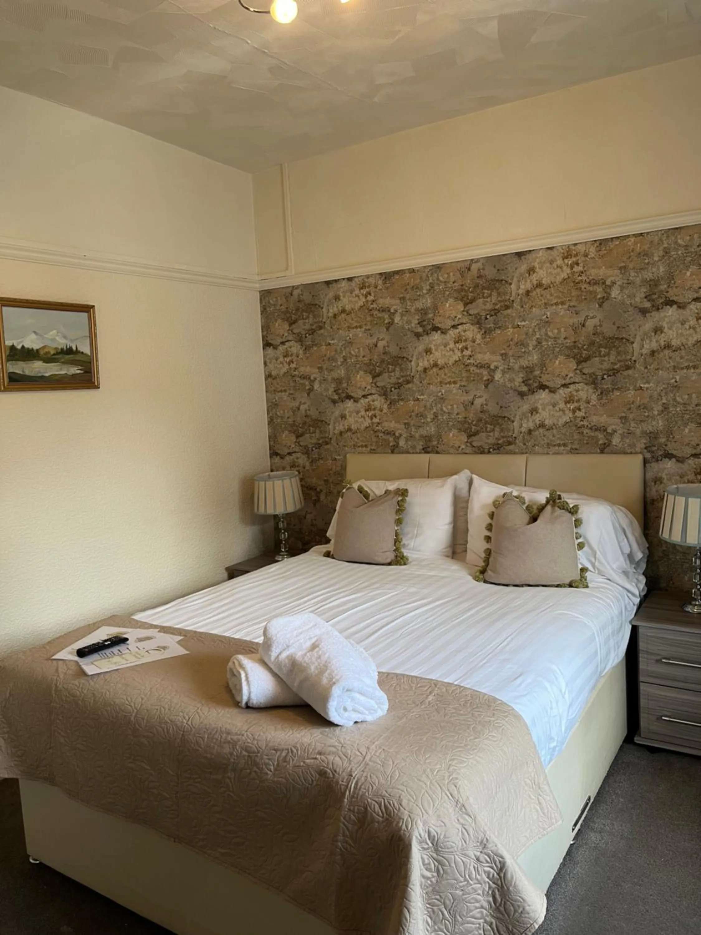 Bed in Johnny Dough's Conwy with Rooms