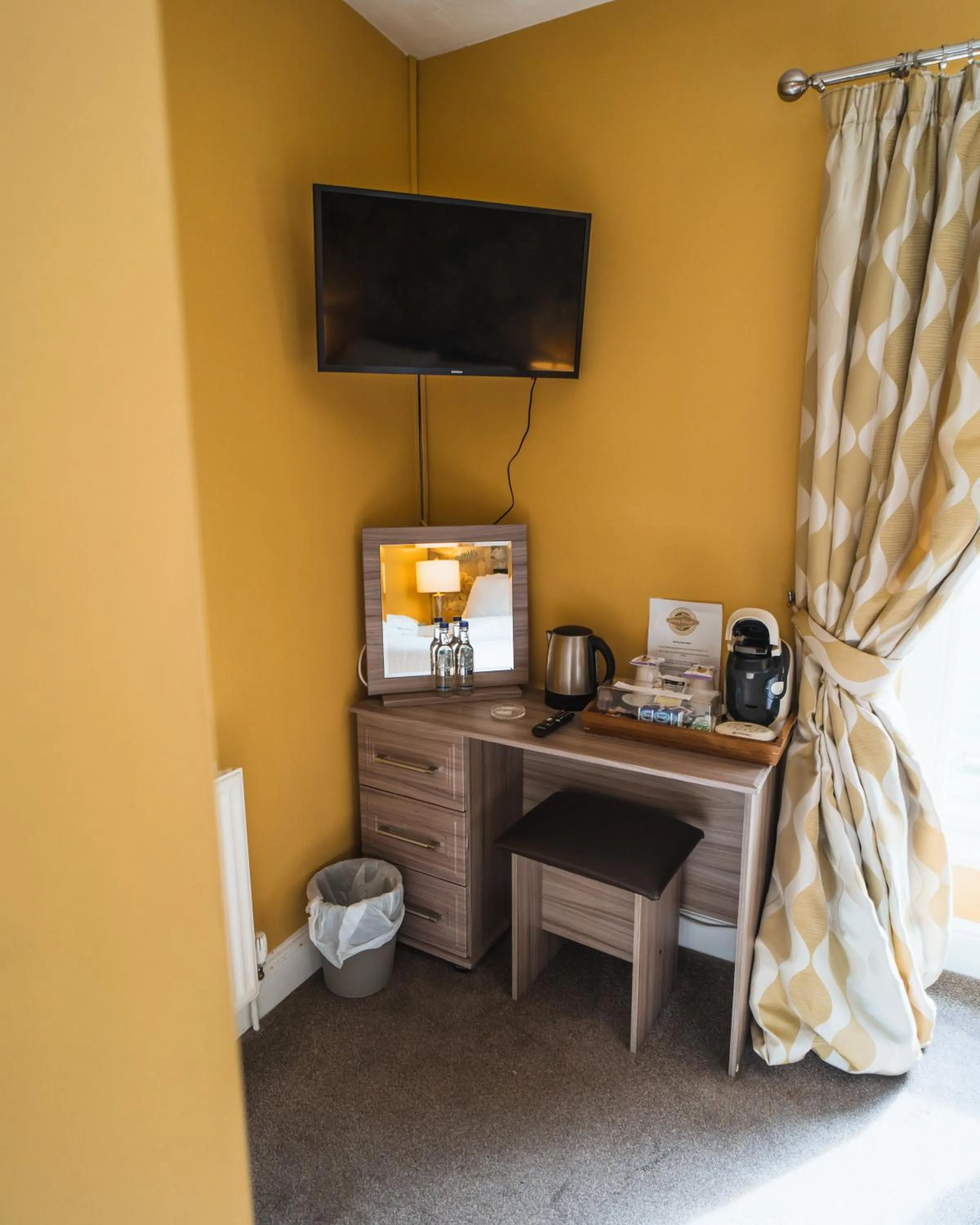 Bed in Johnny Dough's Conwy with Rooms