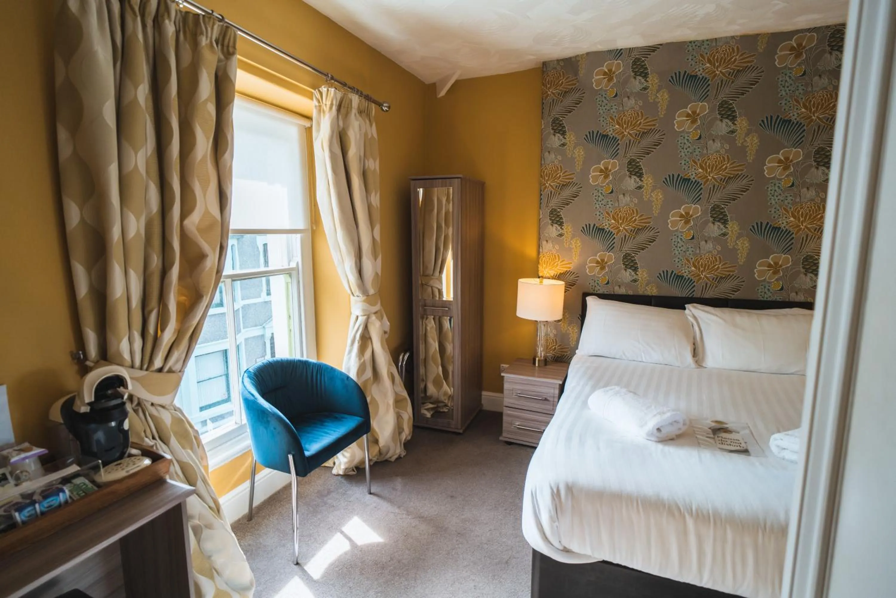 Bed in Johnny Dough's Conwy with Rooms