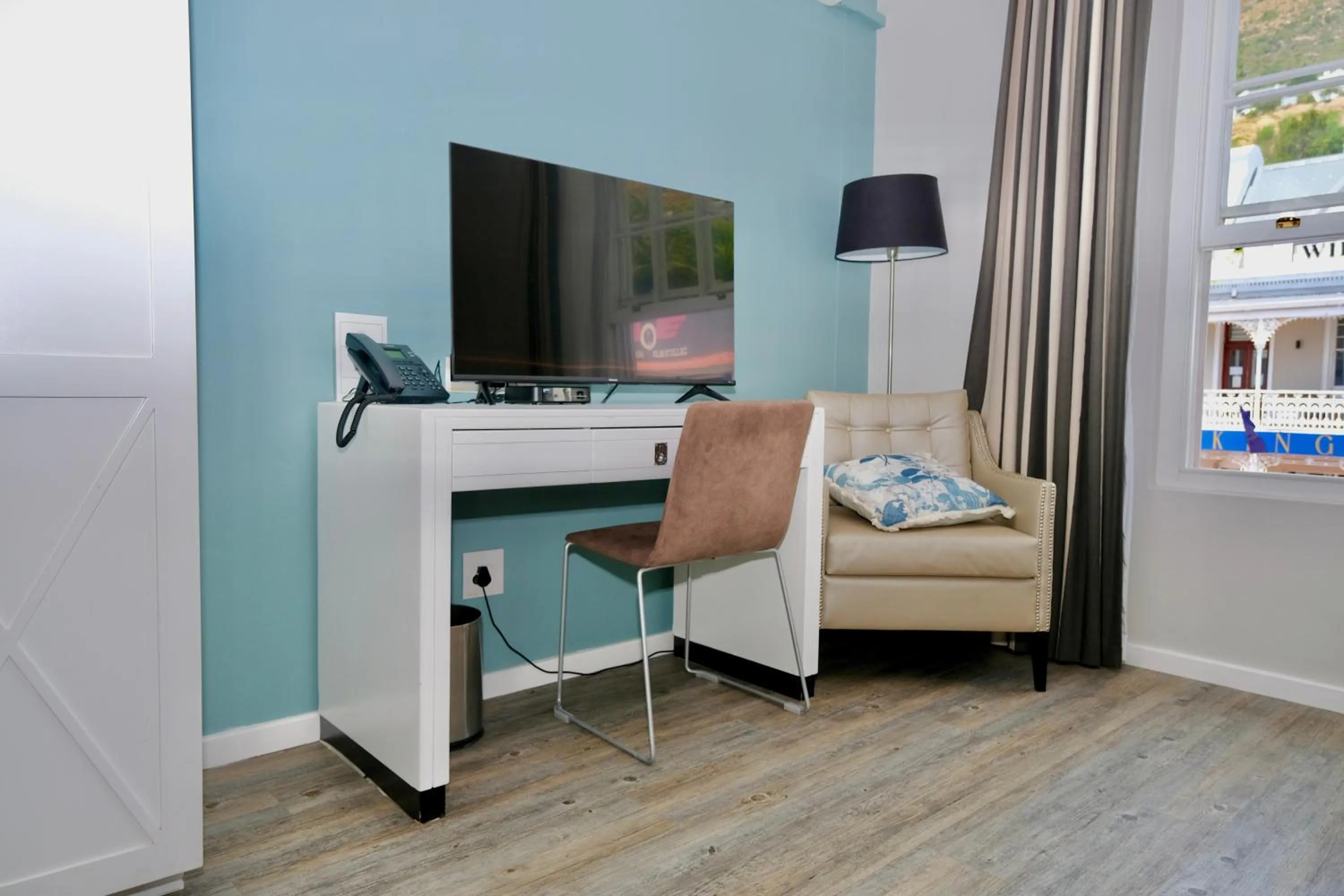 TV and multimedia in Simon's Town Quayside Hotel