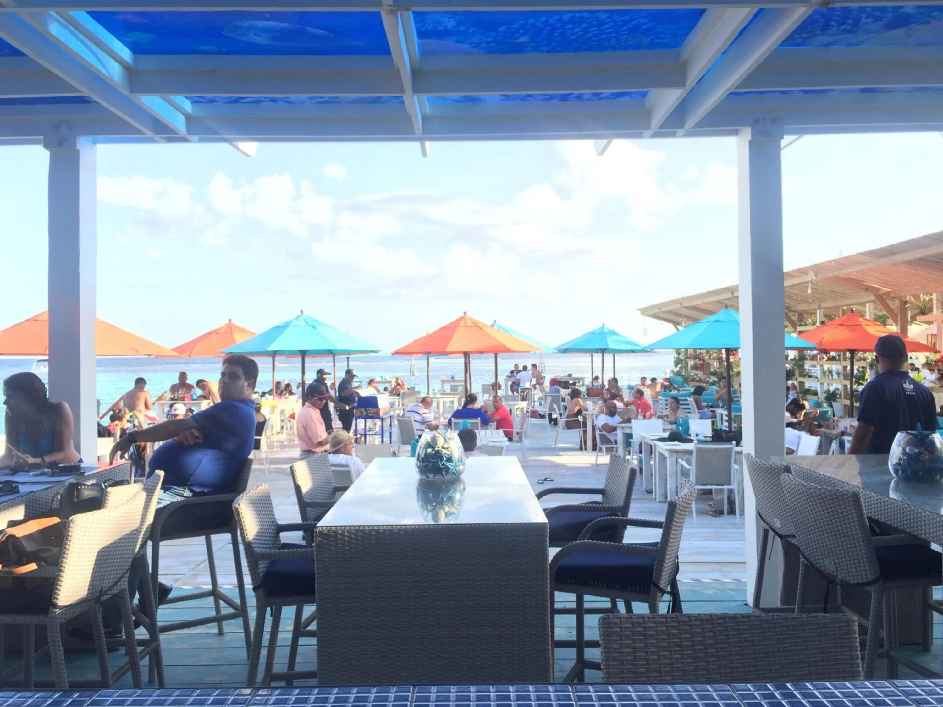 Restaurant/places to eat in Vista Marina Residence