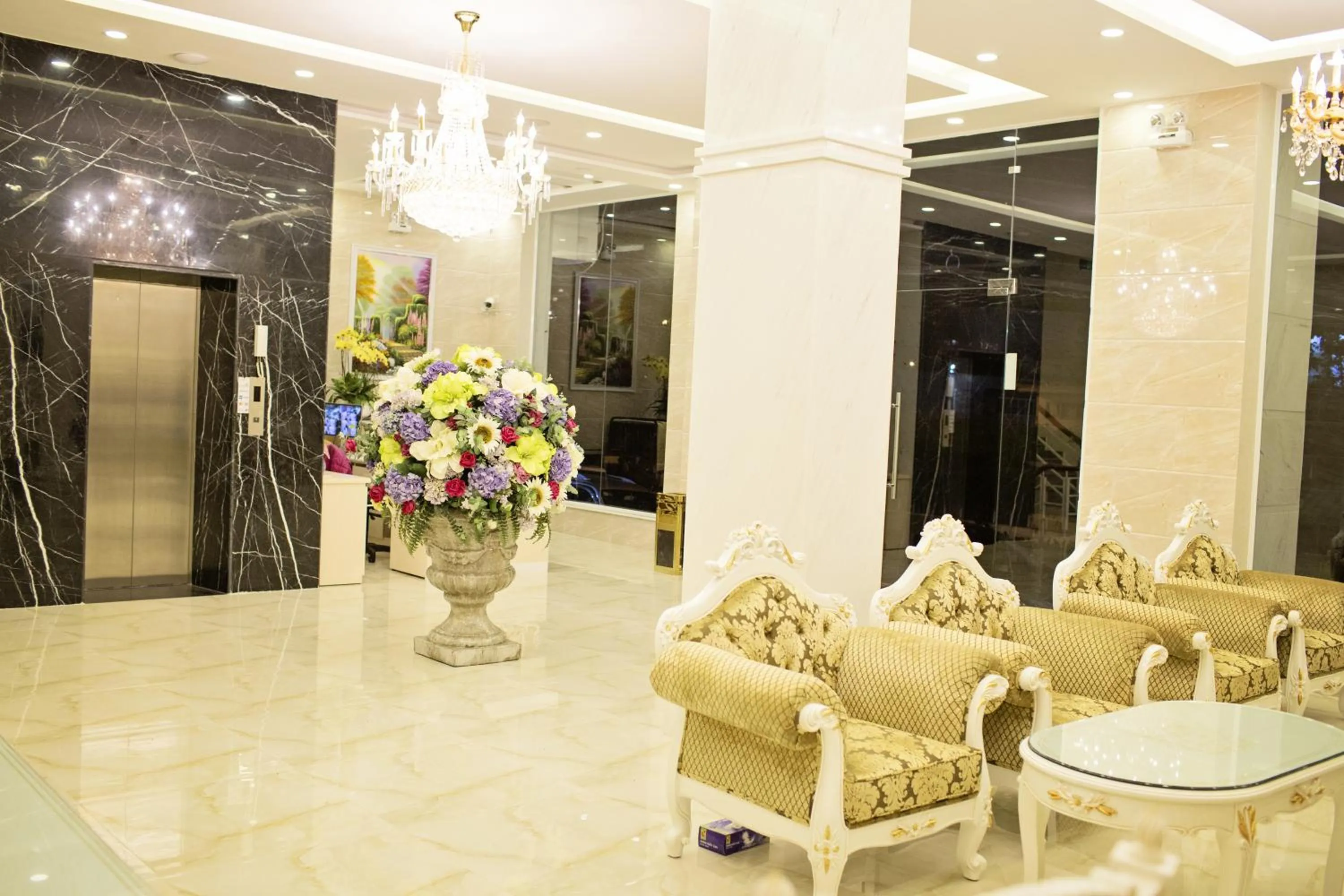 Communal lounge/ TV room in Hotel Hoang Minh Chau