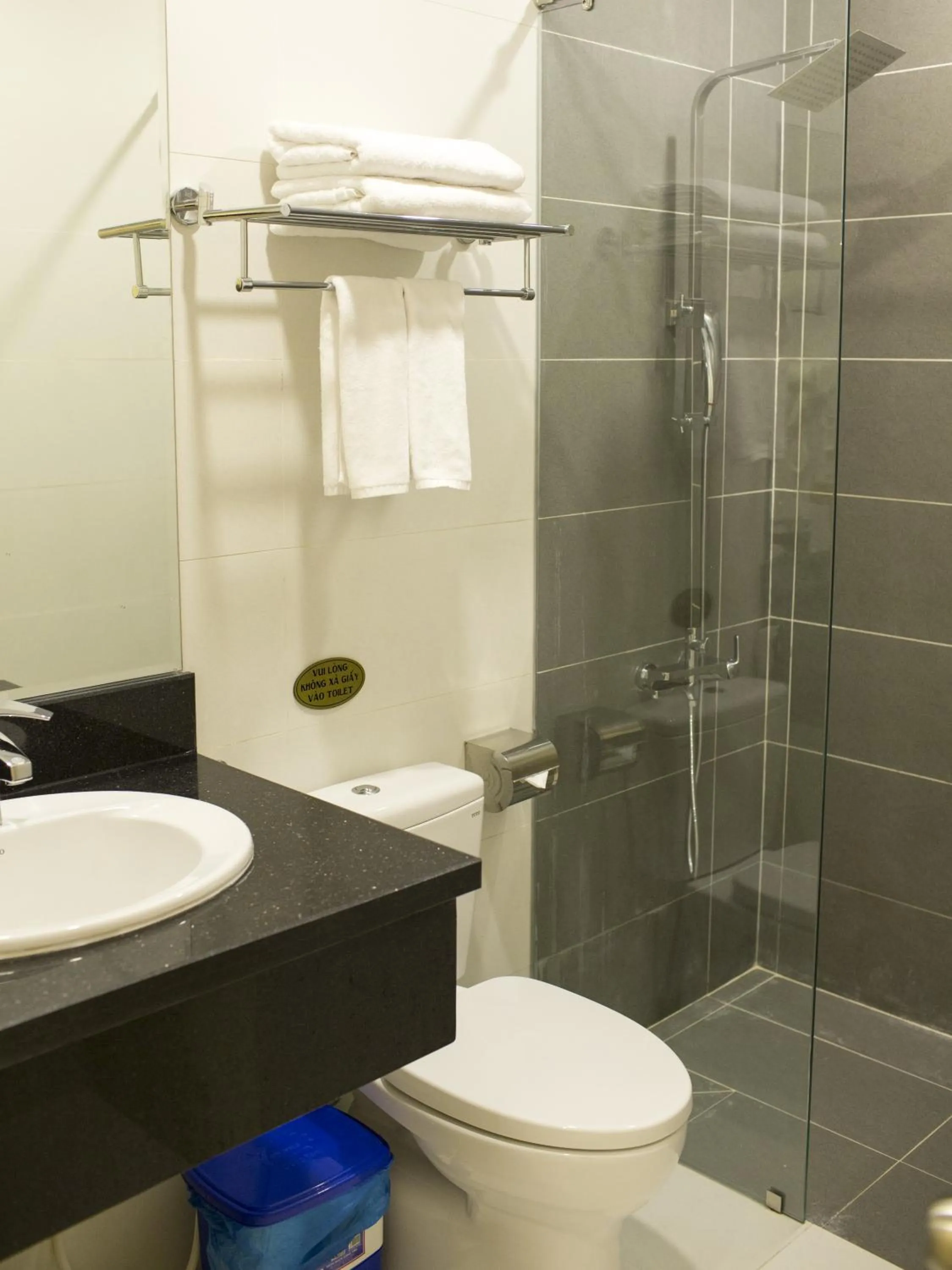 Shower in Hotel Hoang Minh Chau