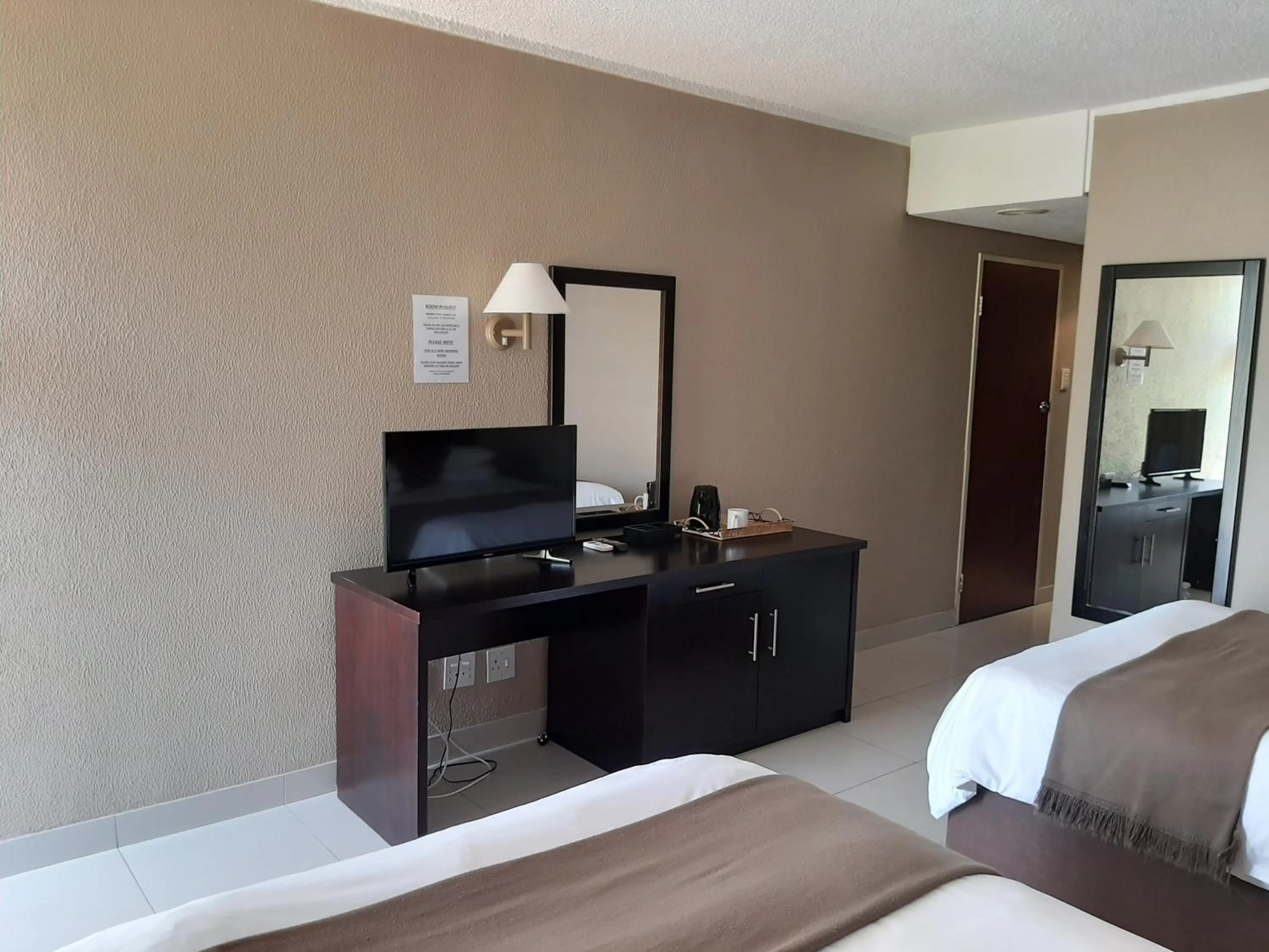 TV and multimedia, Bed in Wilderness Beach Hotel