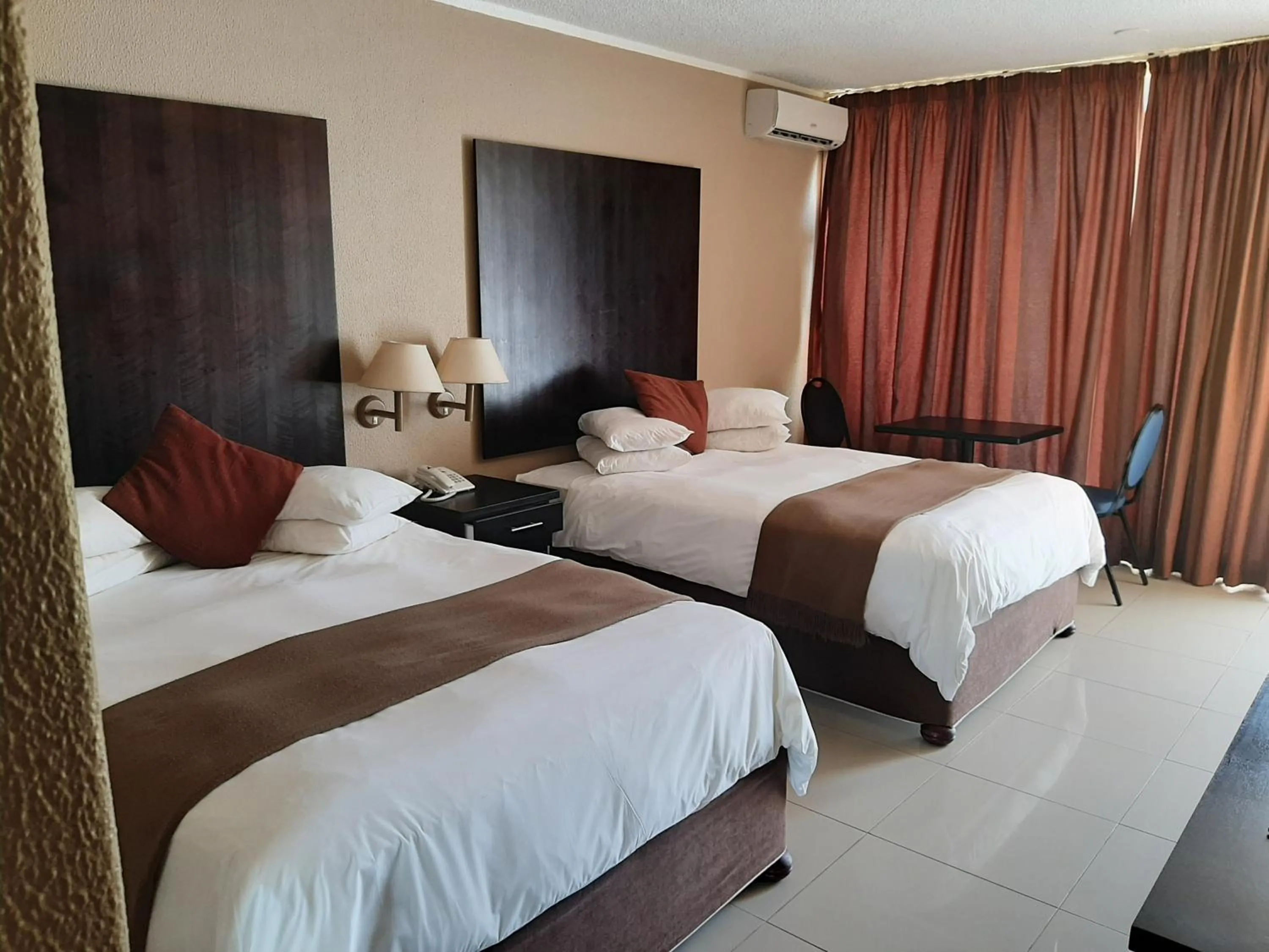 Bedroom, Bed in Wilderness Beach Hotel