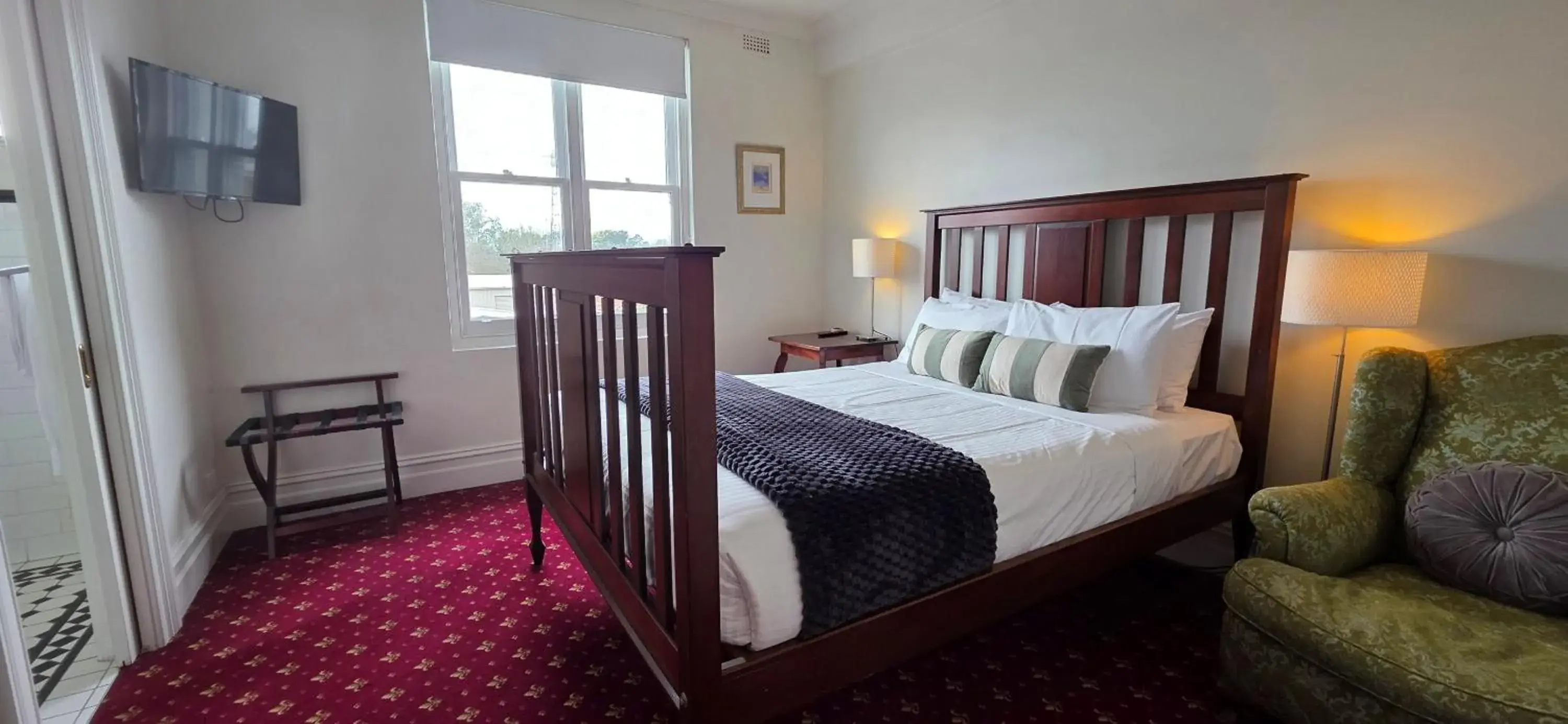 Deluxe Queen Suite in The Corner Hotel Alexandra Deluxe Queen Suite in The Corner Hotel Alexandra