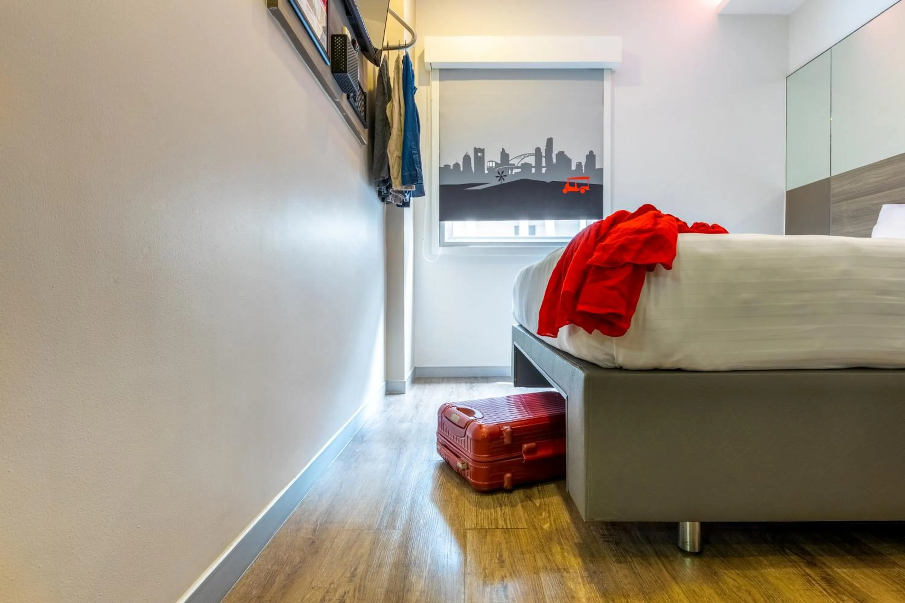 Photo of the whole room, Bed in Easy Planet Bangkok Surawong