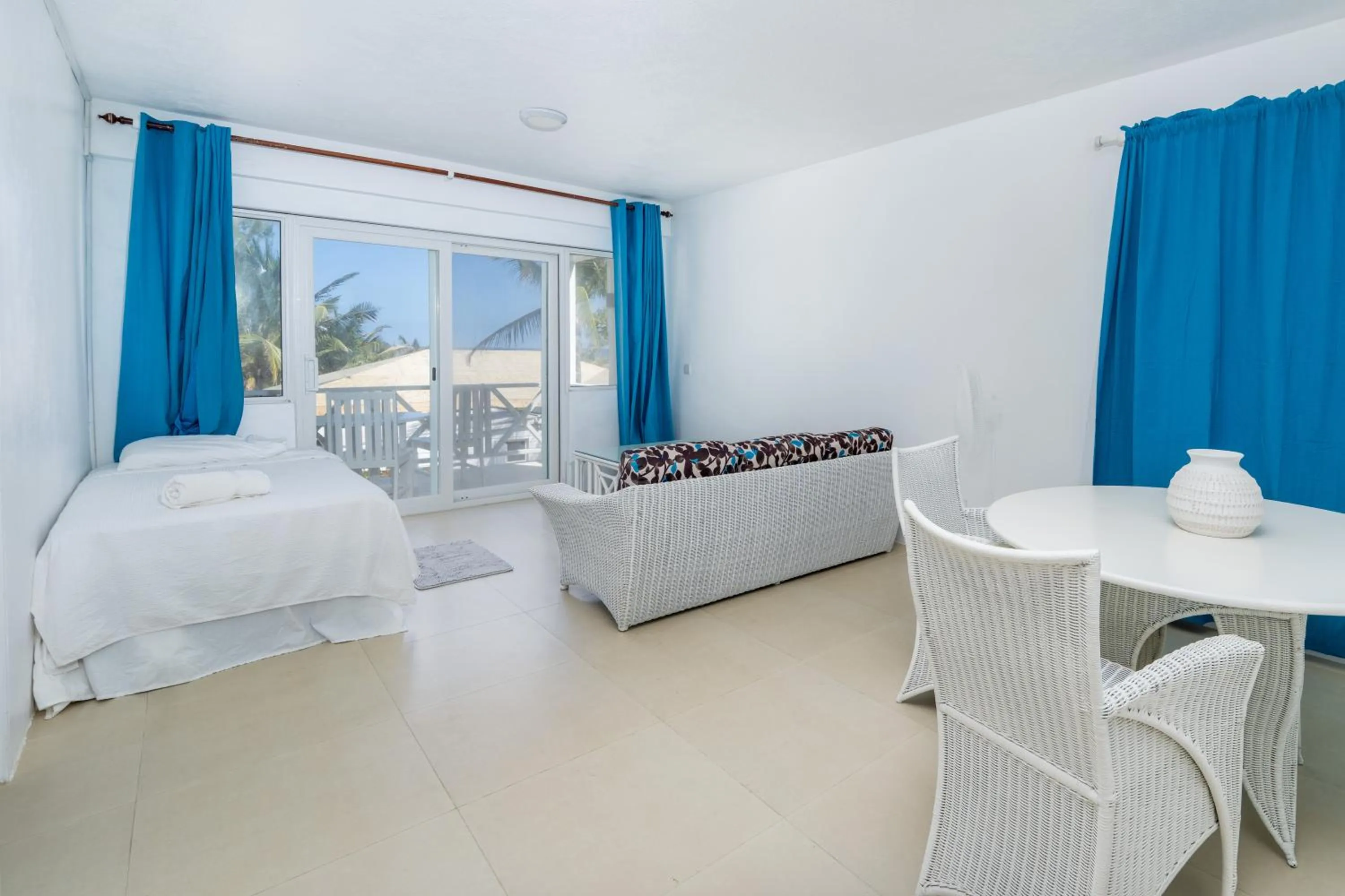 Living room, Bed in Ocean Spray Apartments