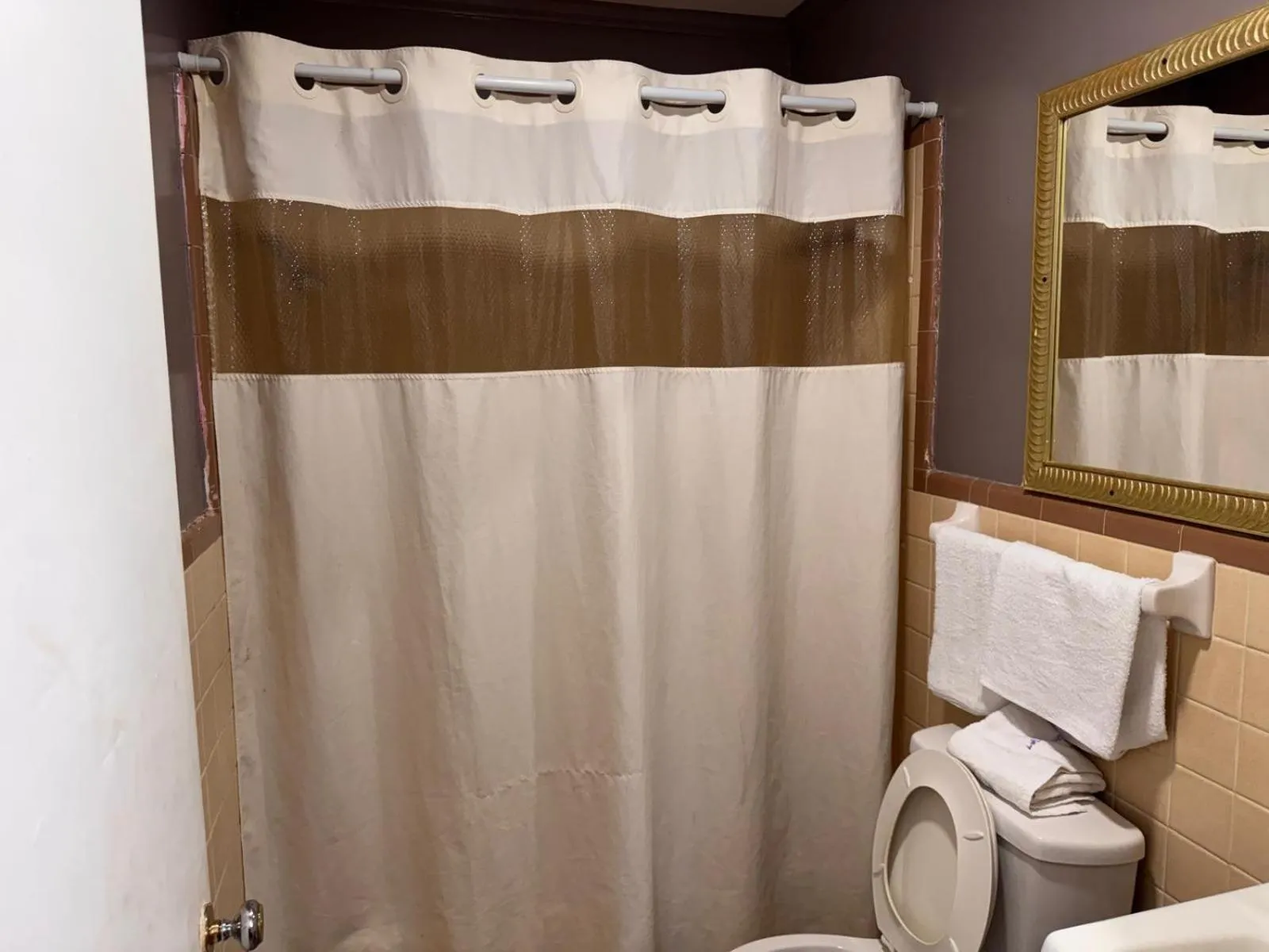 Bathroom in Walkers Inn Dothan by Hotel O