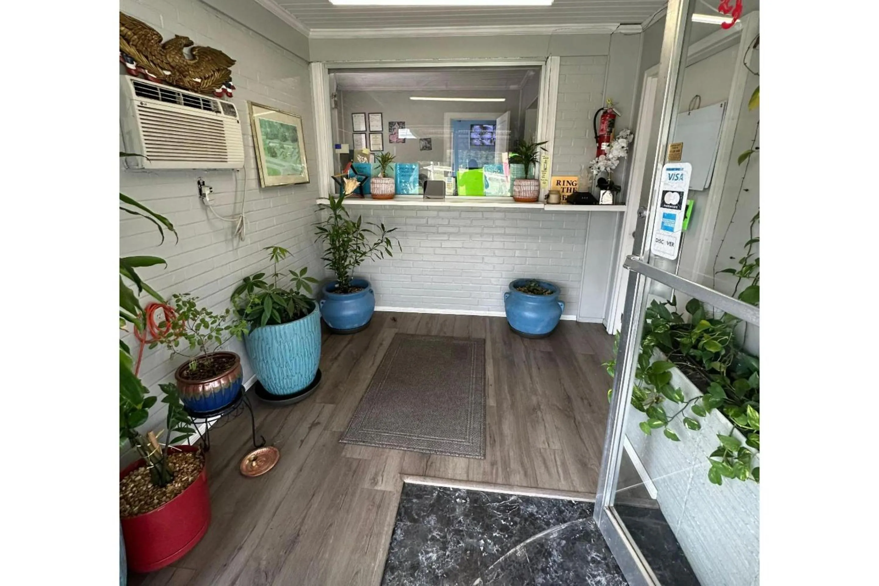 Lobby or reception in Walkers Inn Dothan by Hotel O