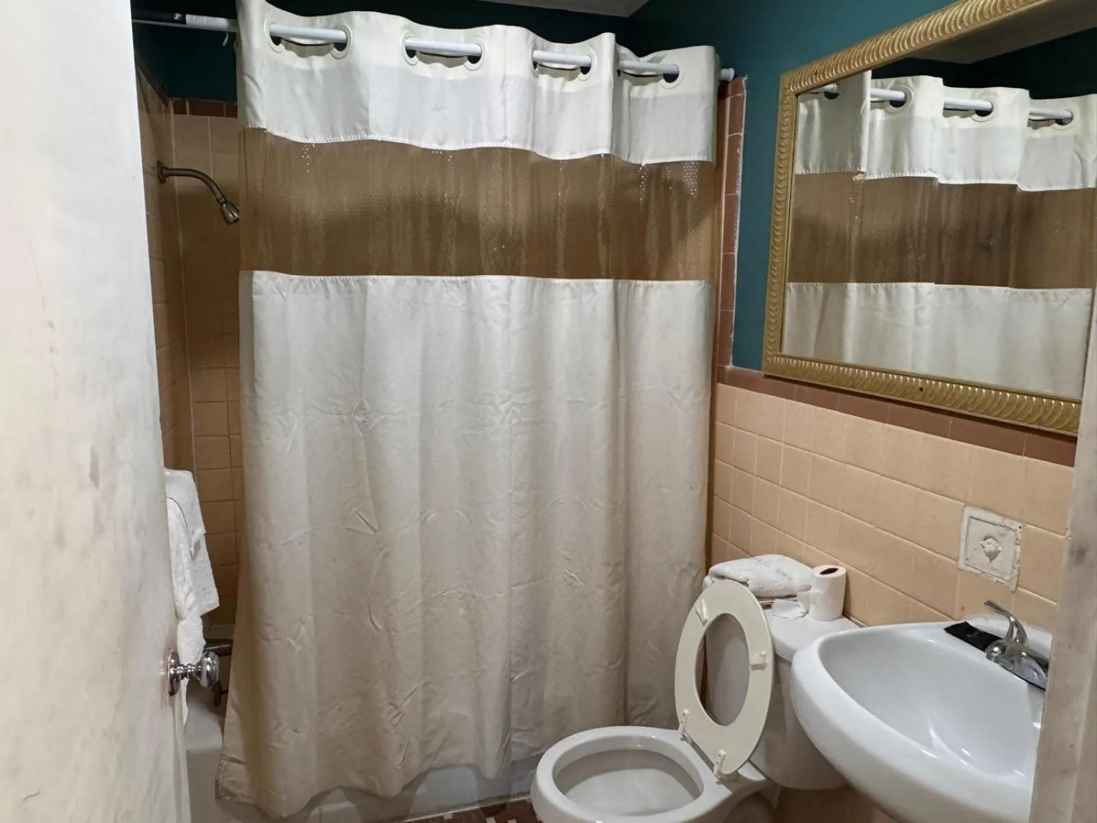 Bathroom in Walkers Inn Dothan by Hotel O