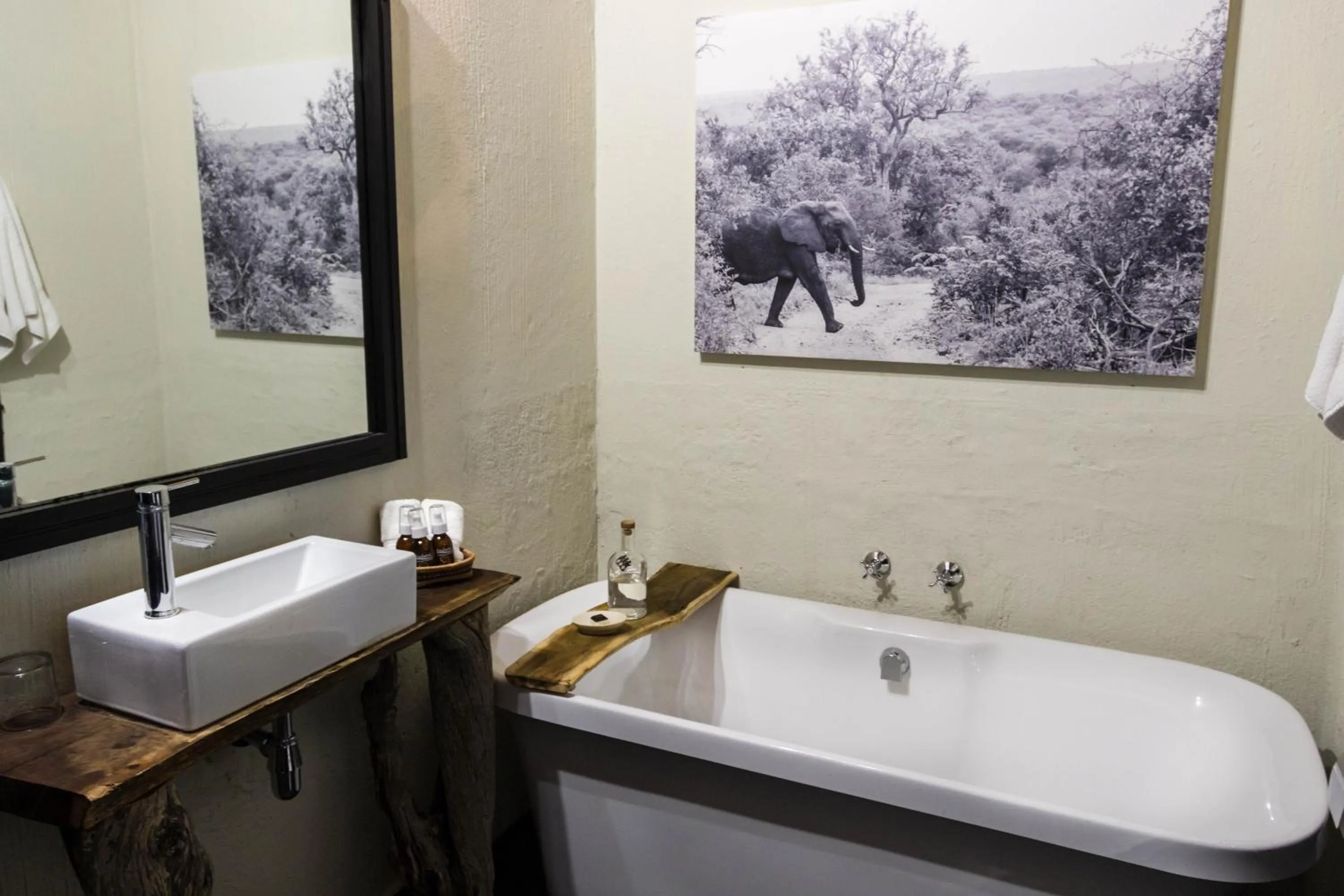 Shower in Ezulwini Game Lodges