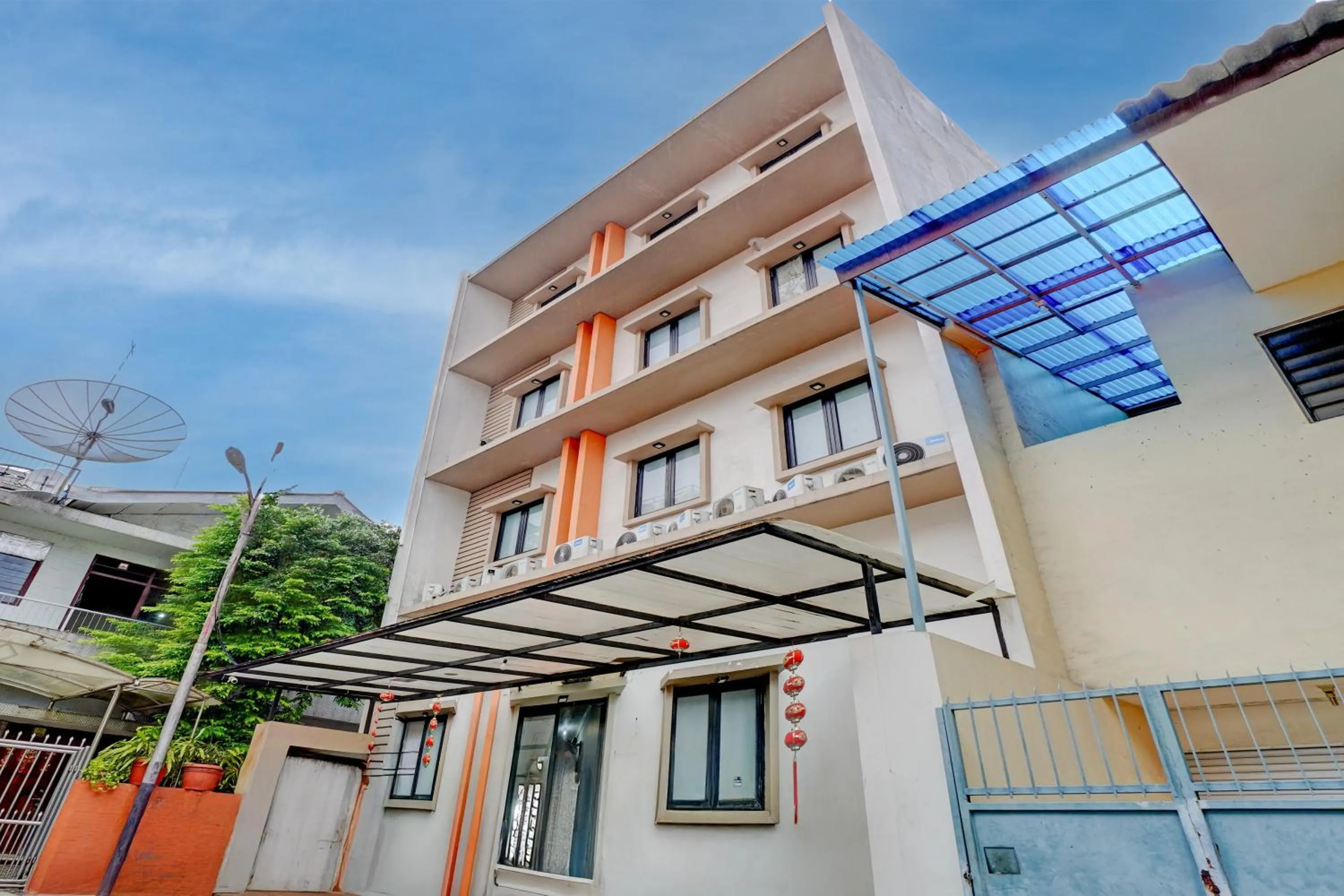 Facade/entrance in Hotel O near Monas formerly Pondokan Kota Jakarta