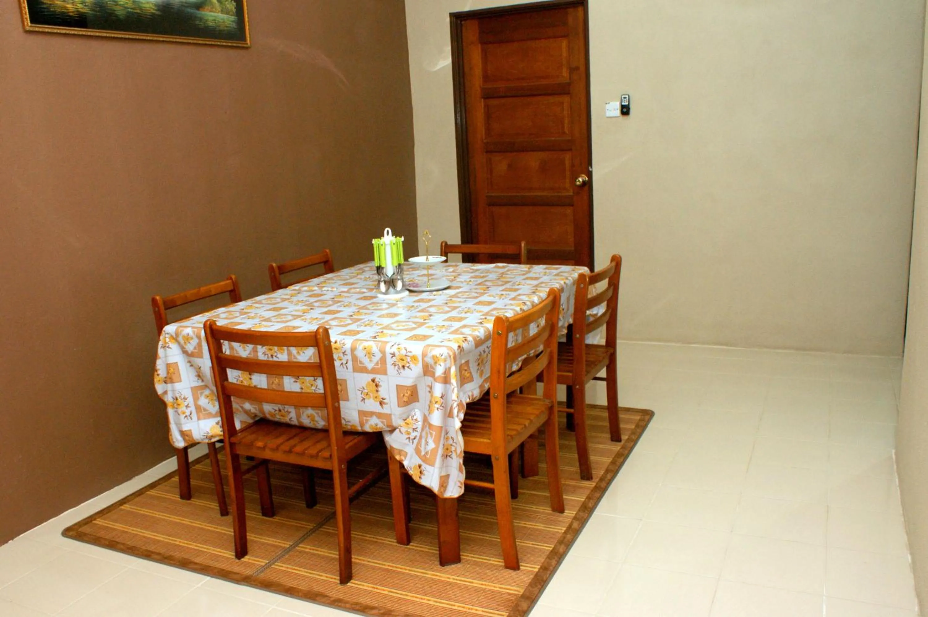 Dining area in Pemandangan Indah Guest House - Look Out Point Villa-