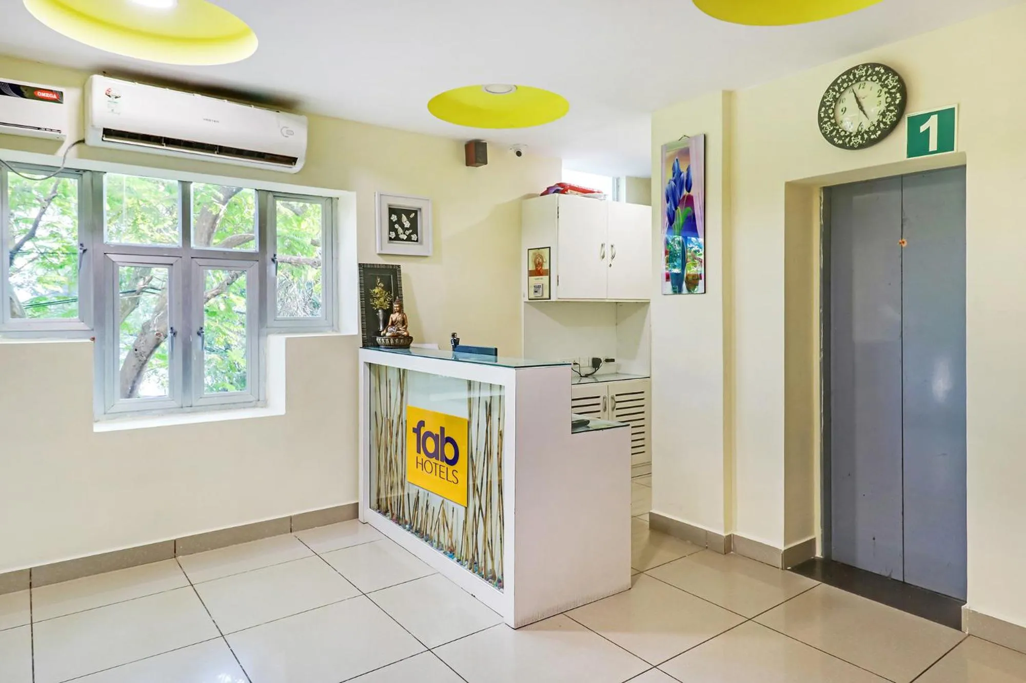 Lobby or reception in Fabhotel Colors Service Apartment - Nr MRC Nagar
