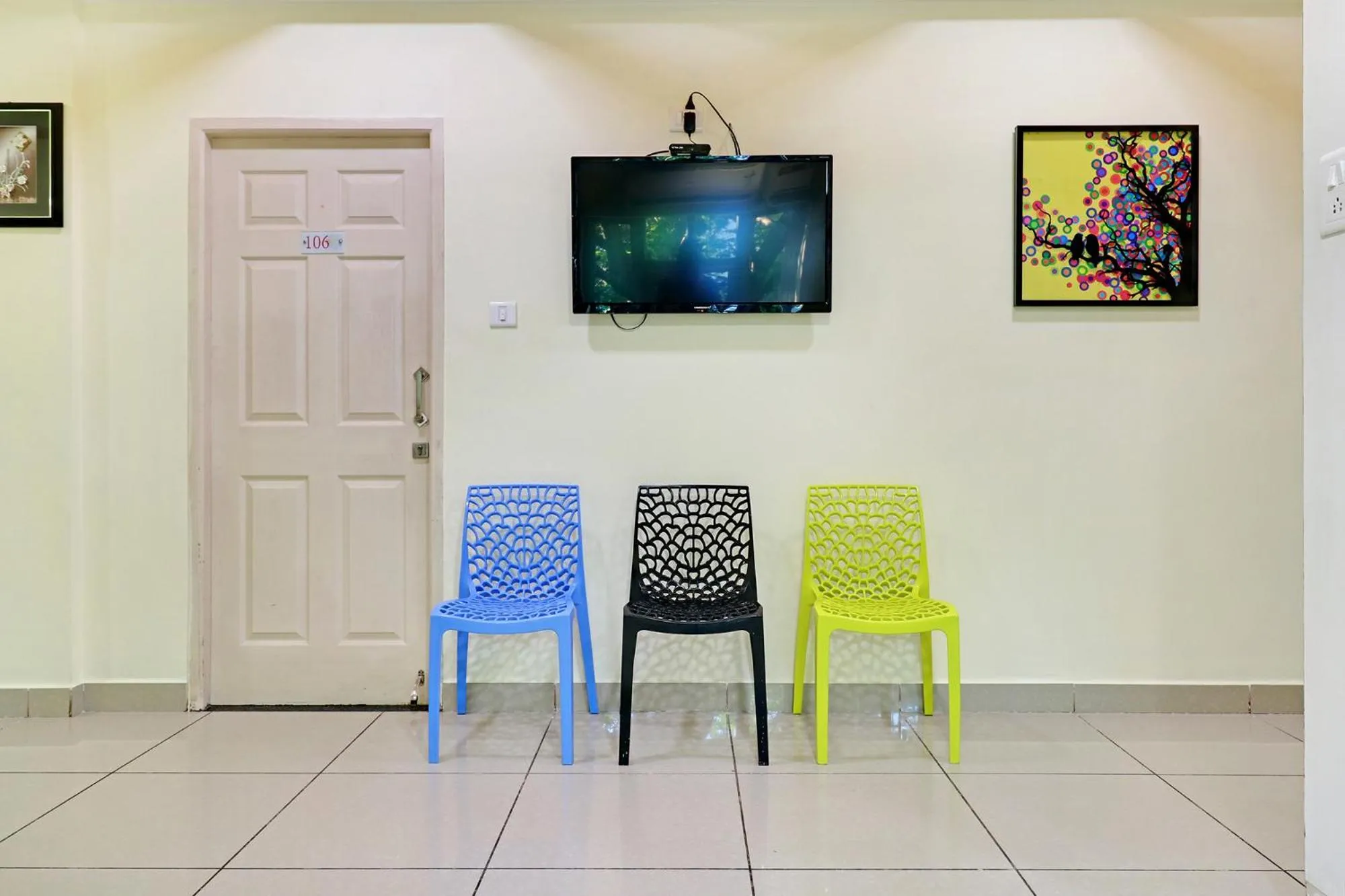 Lobby or reception in Fabhotel Colors Service Apartment - Nr MRC Nagar