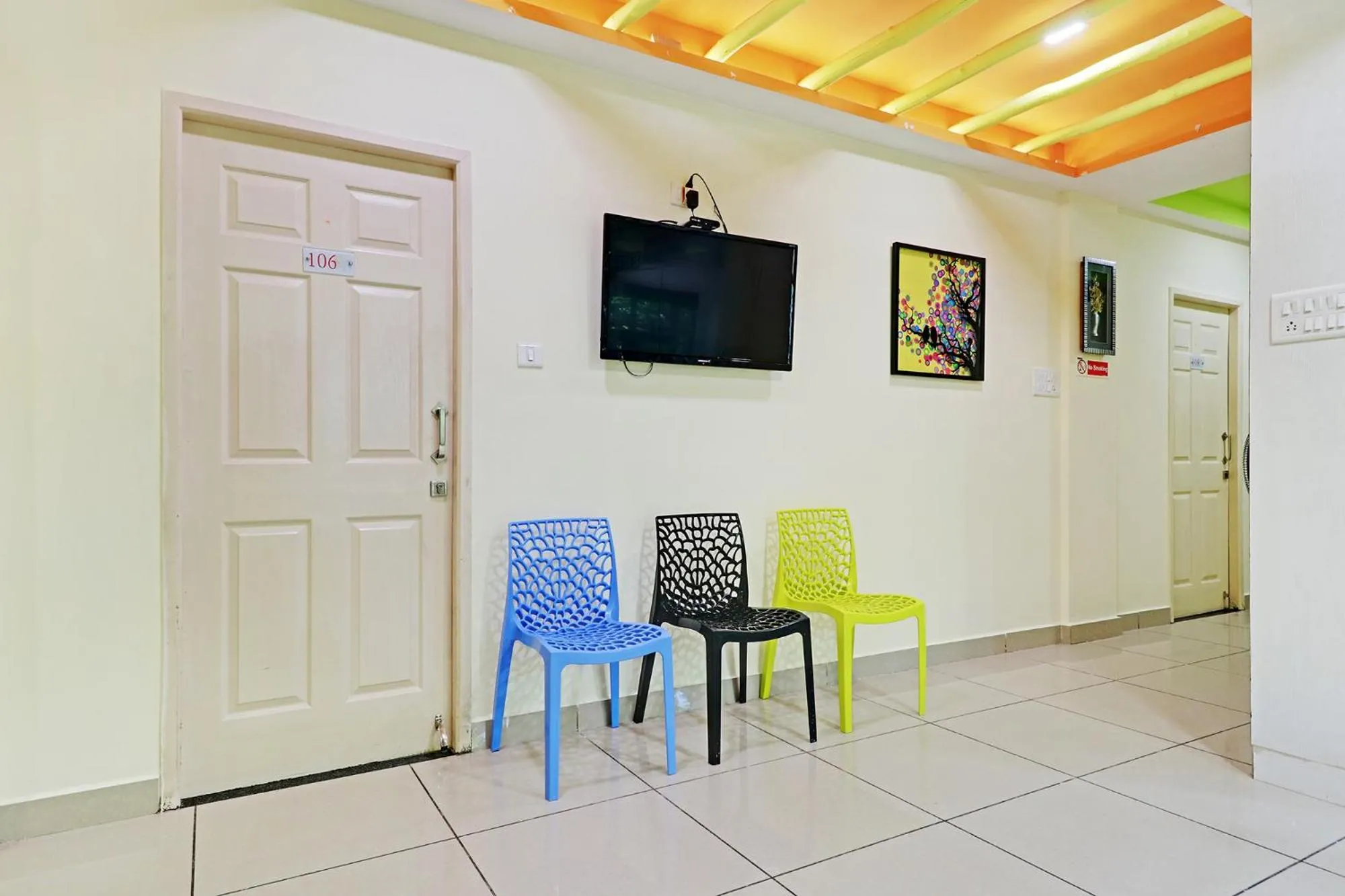 Lobby or reception in Fabhotel Colors Service Apartment - Nr MRC Nagar