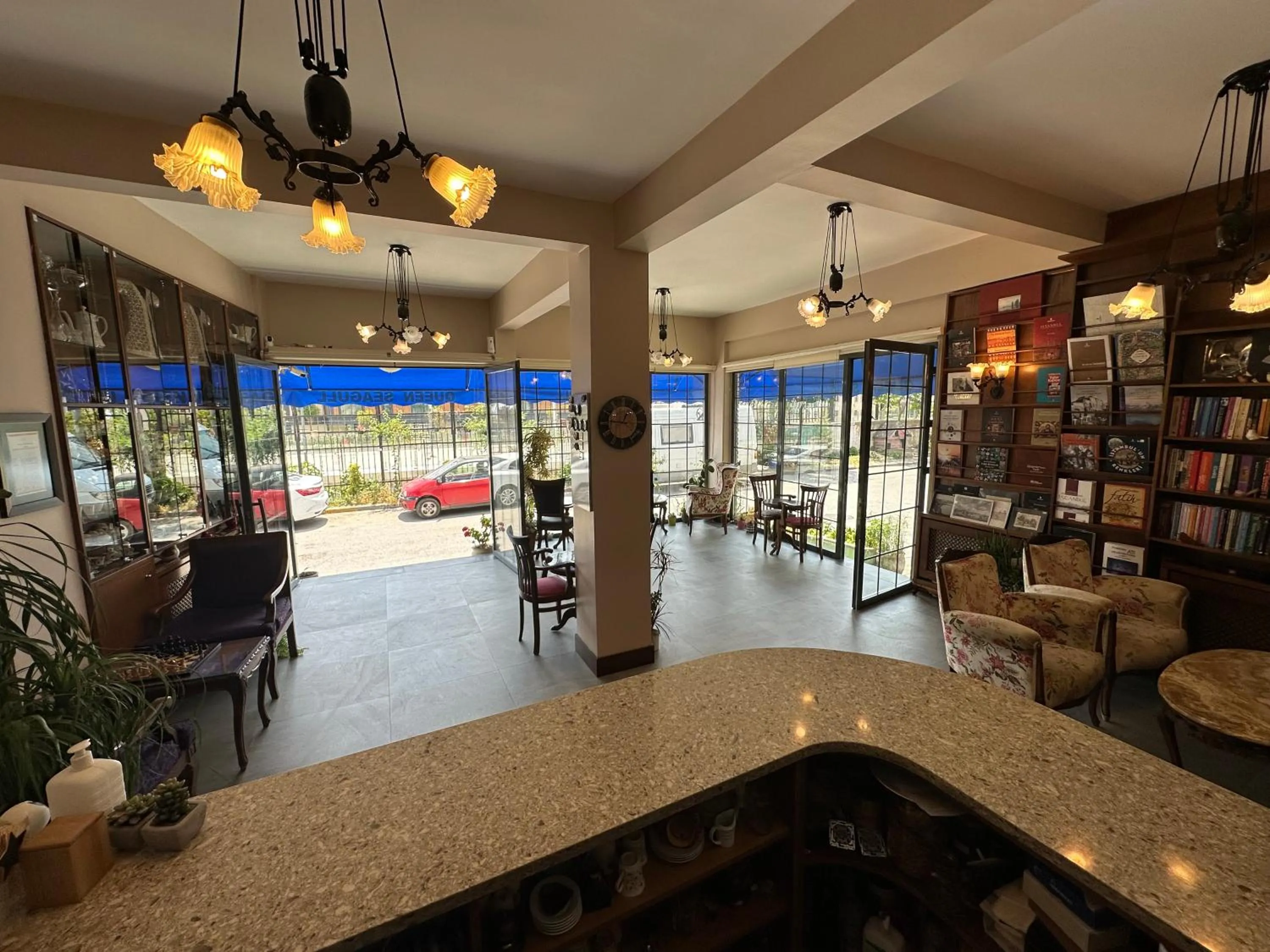 Communal lounge/ TV room in Queen Seagull Boutique Hotel