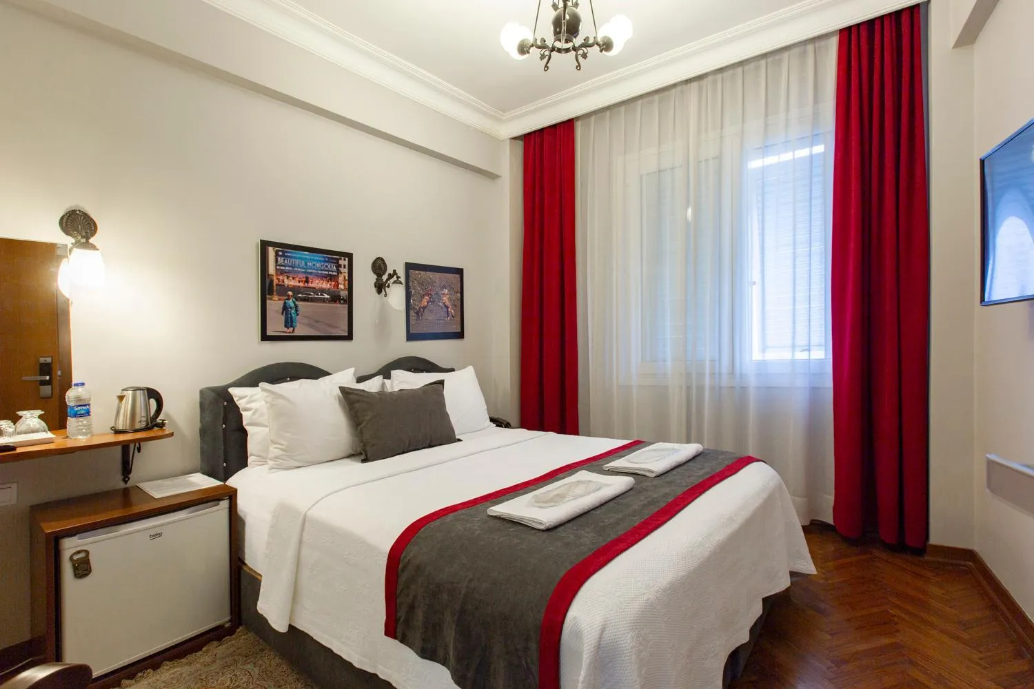 Photo of the whole room, Bed in Queen Seagull Boutique Hotel