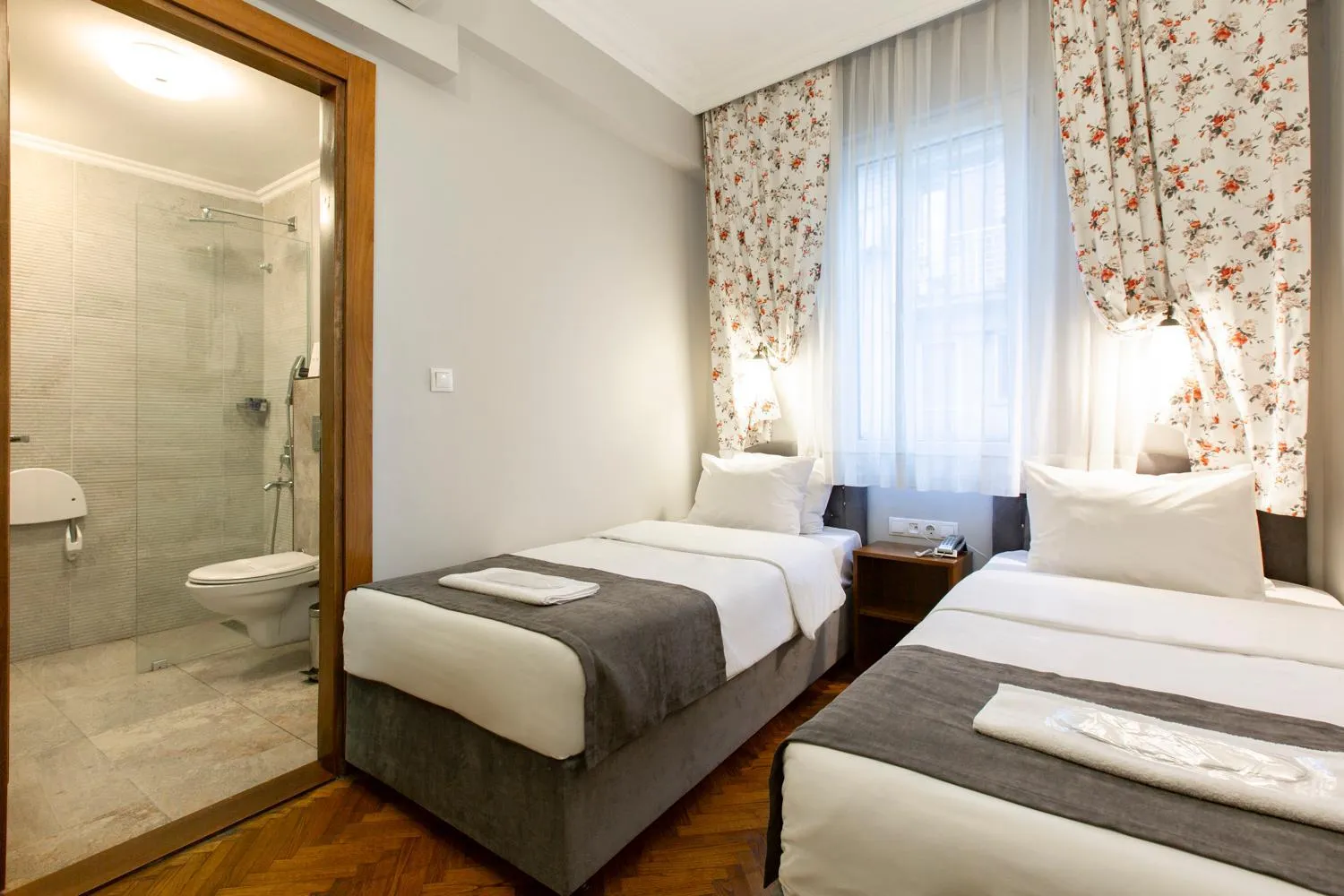 Photo of the whole room, Bed in Queen Seagull Boutique Hotel