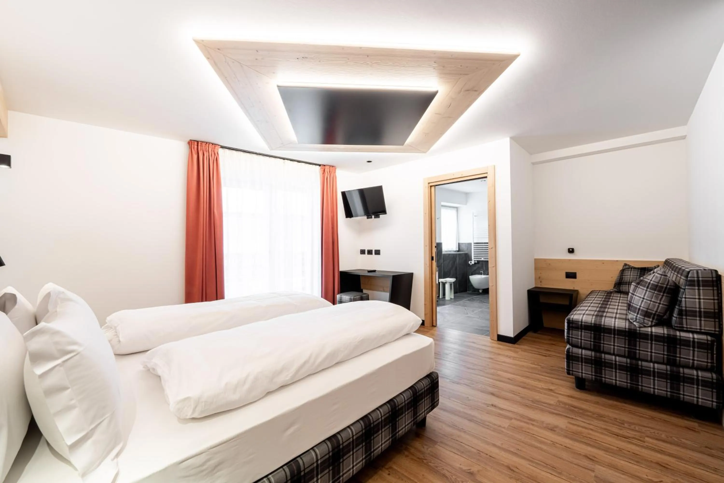 Communal lounge/ TV room, Bed in Albergo Garni Edy (B&B)