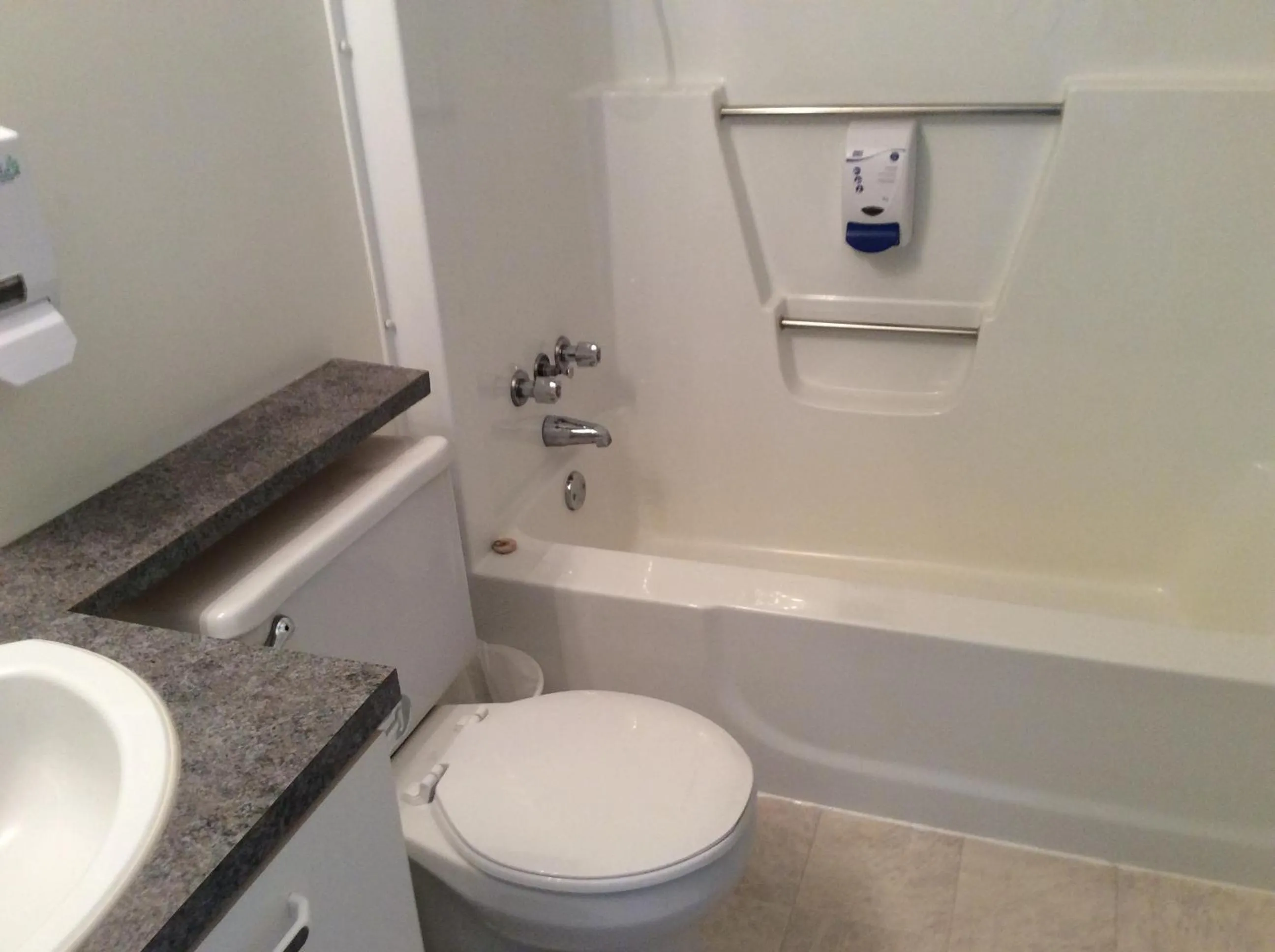 Bathroom in Auberge Motel Panorama