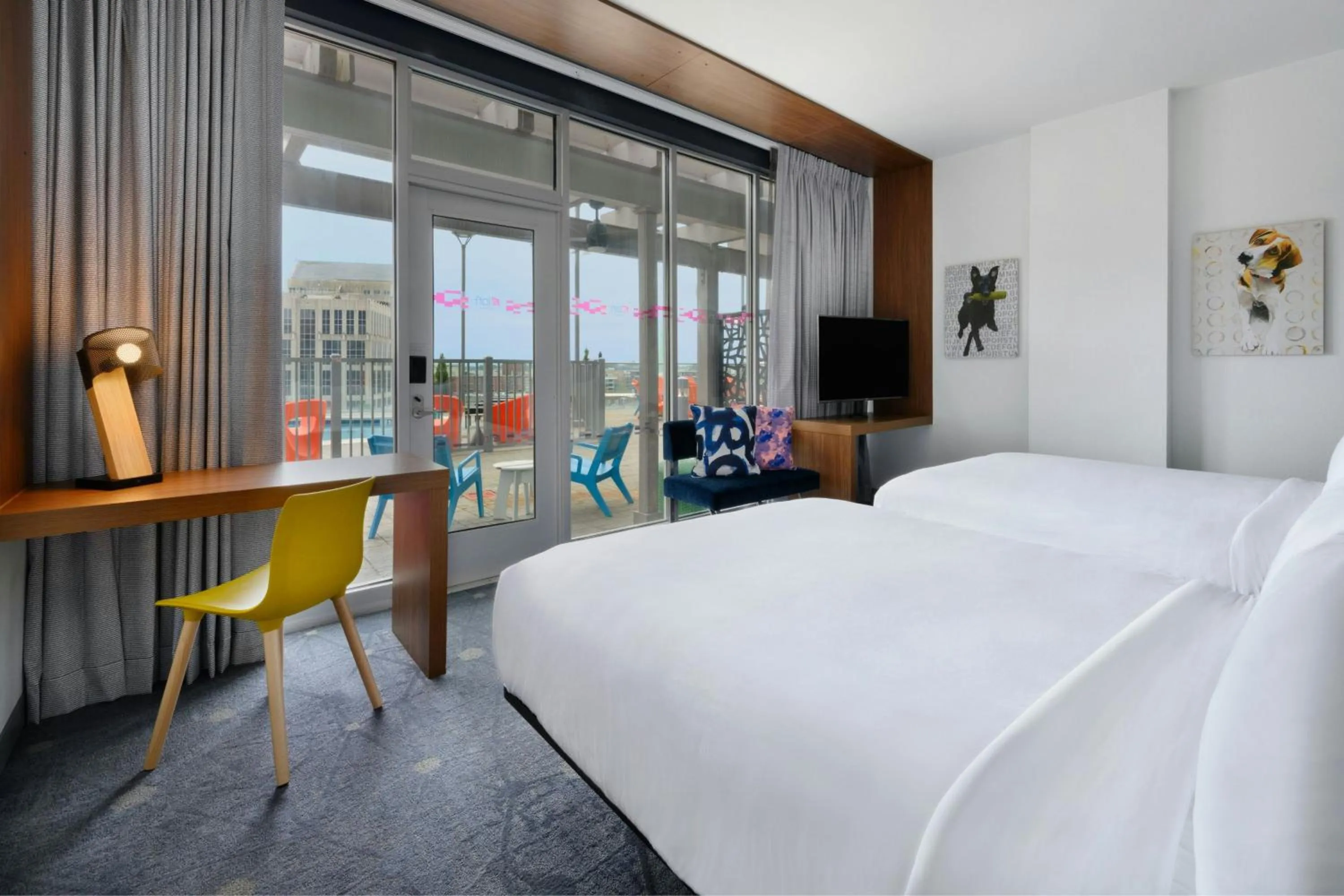 Swimming pool, Bed in Aloft Greenville Downtown