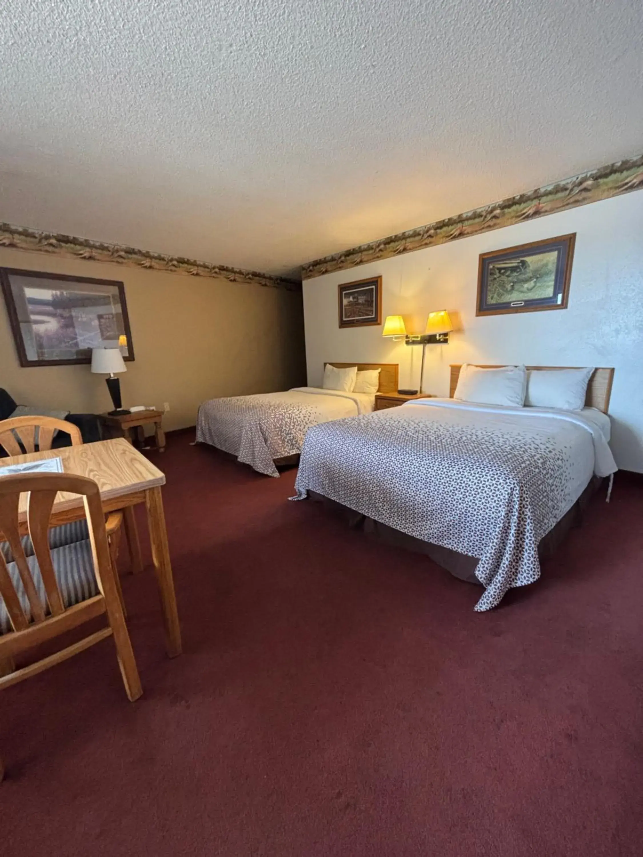 Basic Triple Room with Shared Bathroom in Dakota Inn Basic Triple Room with Shared Bathroom in Dakota Inn