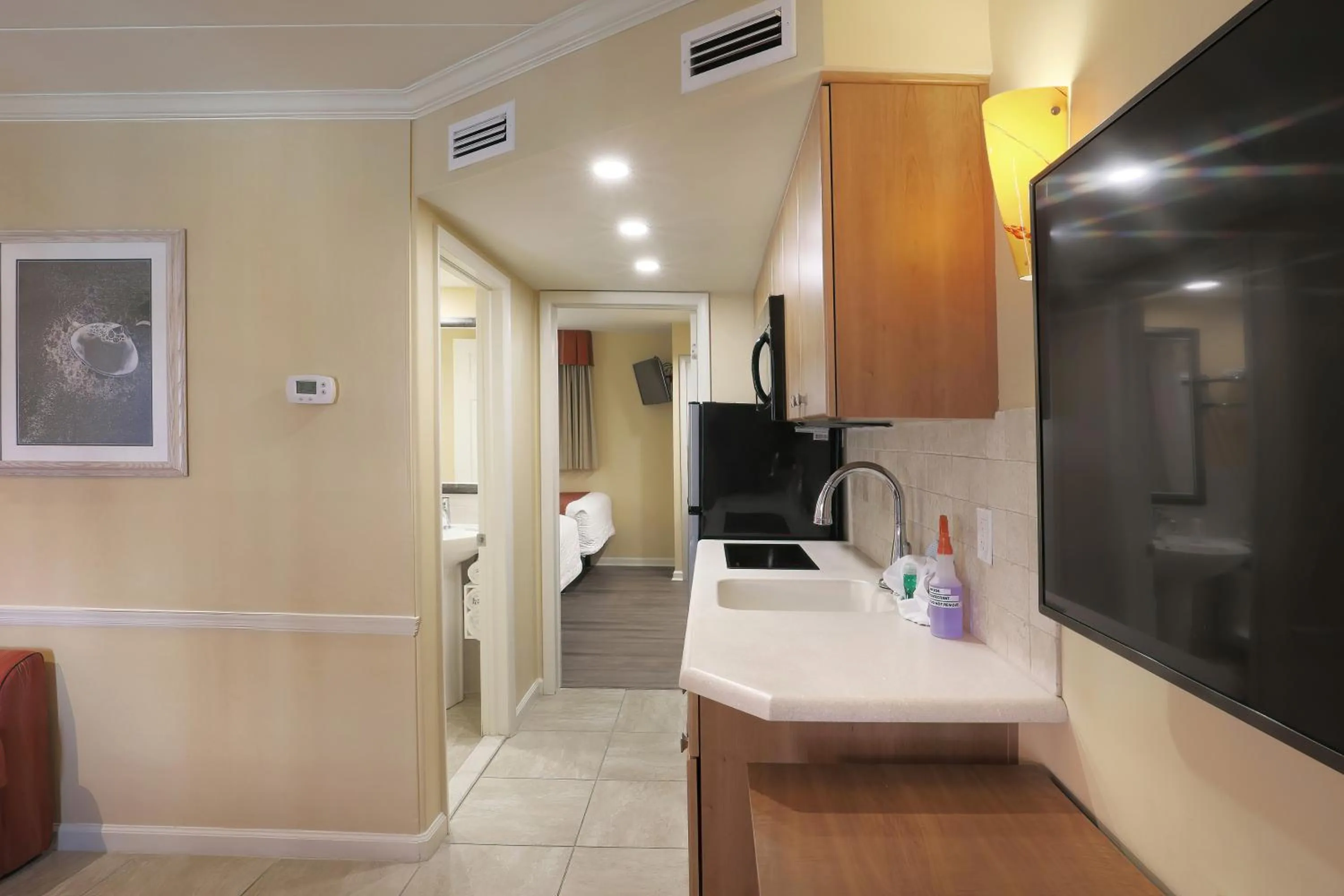 Kitchen or kitchenette in Fleur de Lis Beach Motel