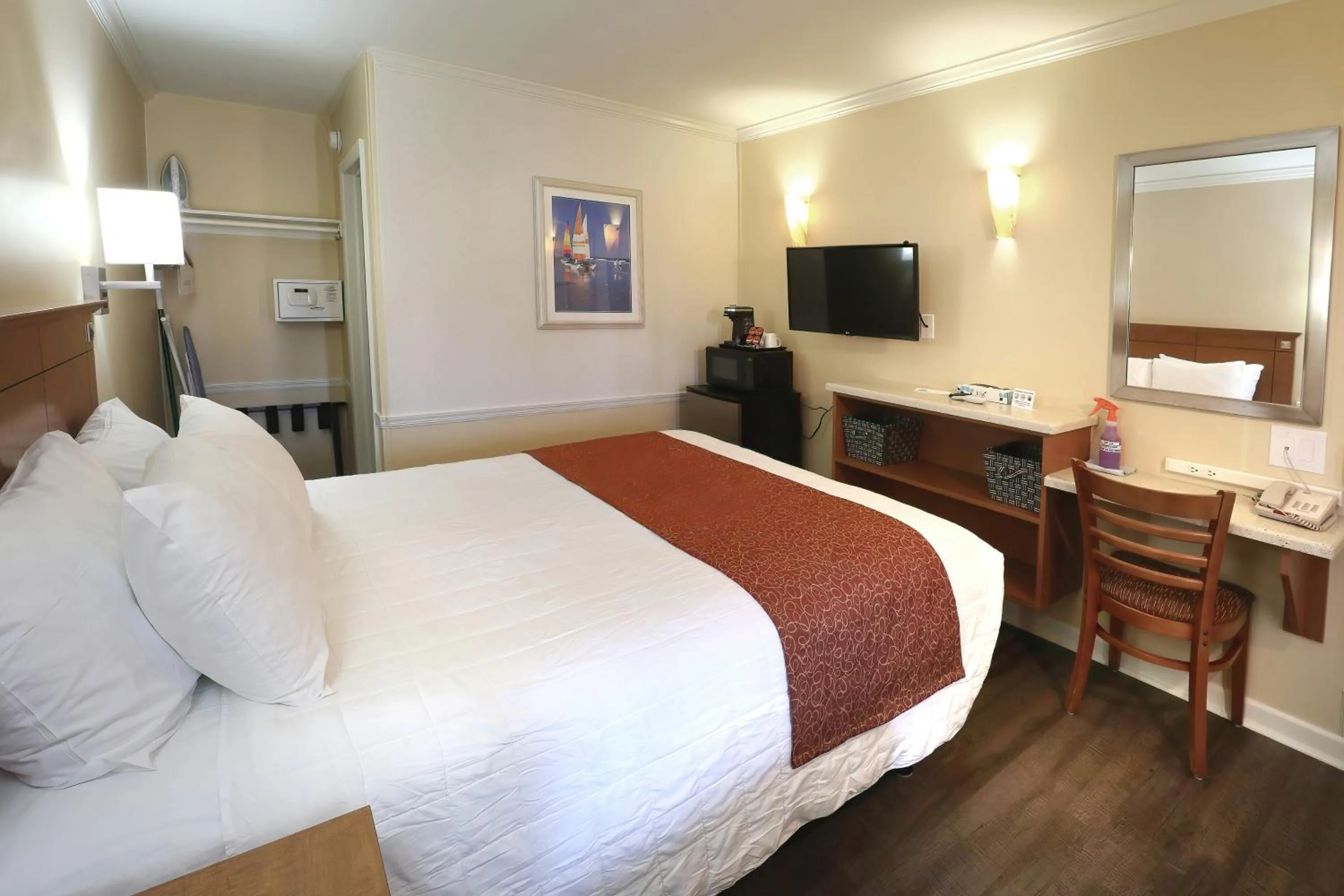 Photo of the whole room, Bed in Fleur de Lis Beach Motel