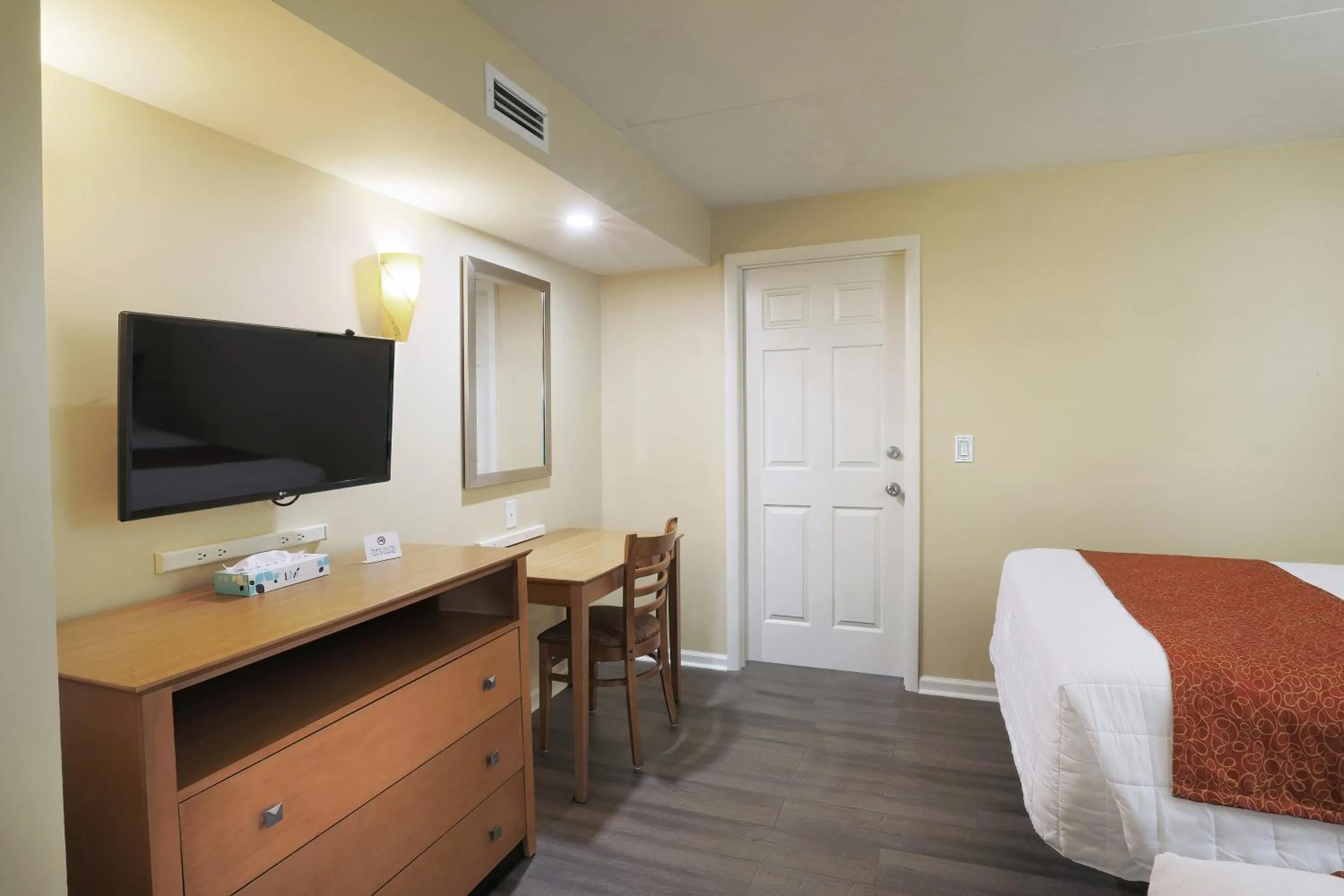 Bedroom, Bed in Fleur de Lis Beach Motel