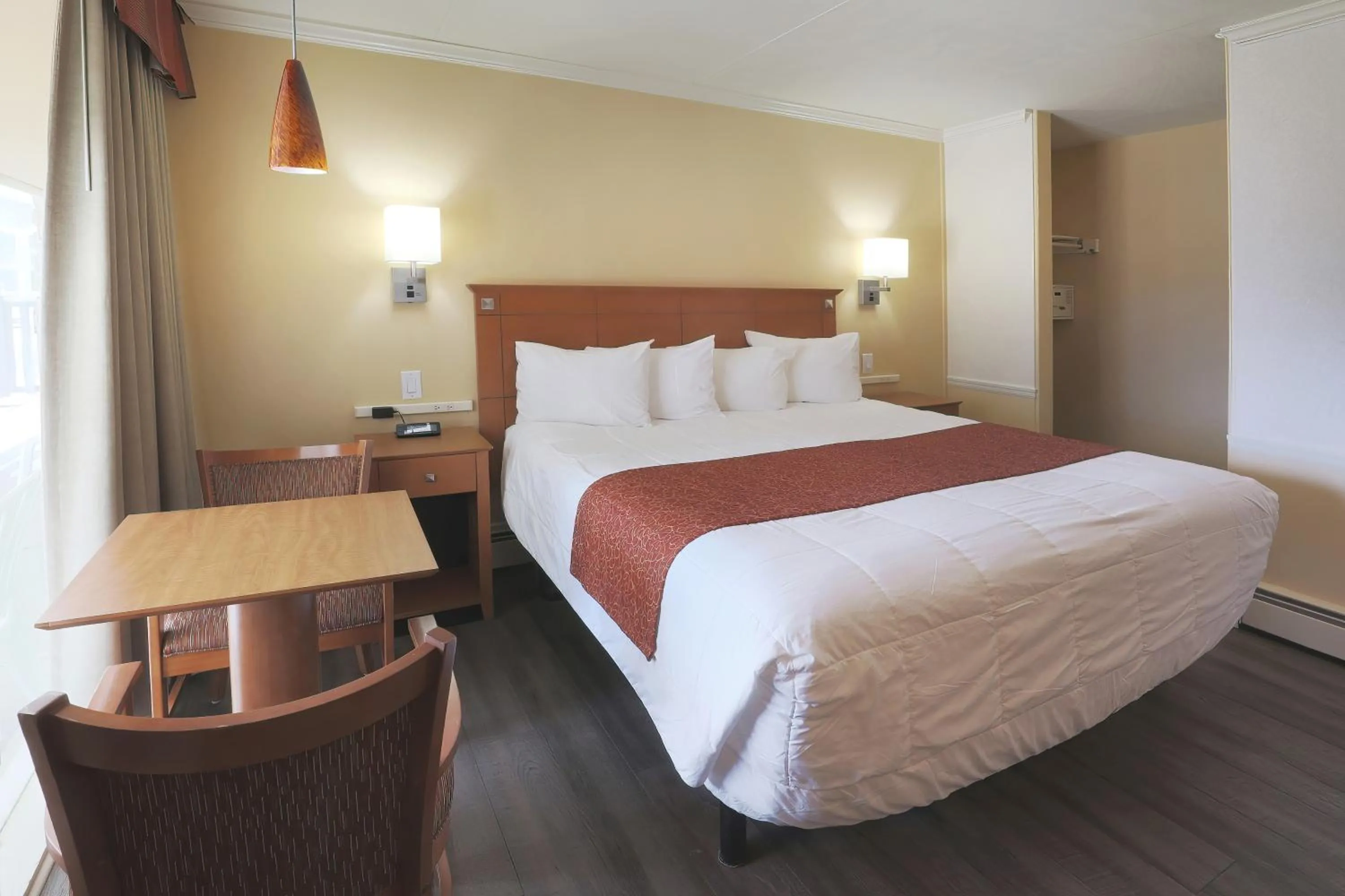 Bed in Fleur de Lis Beach Motel