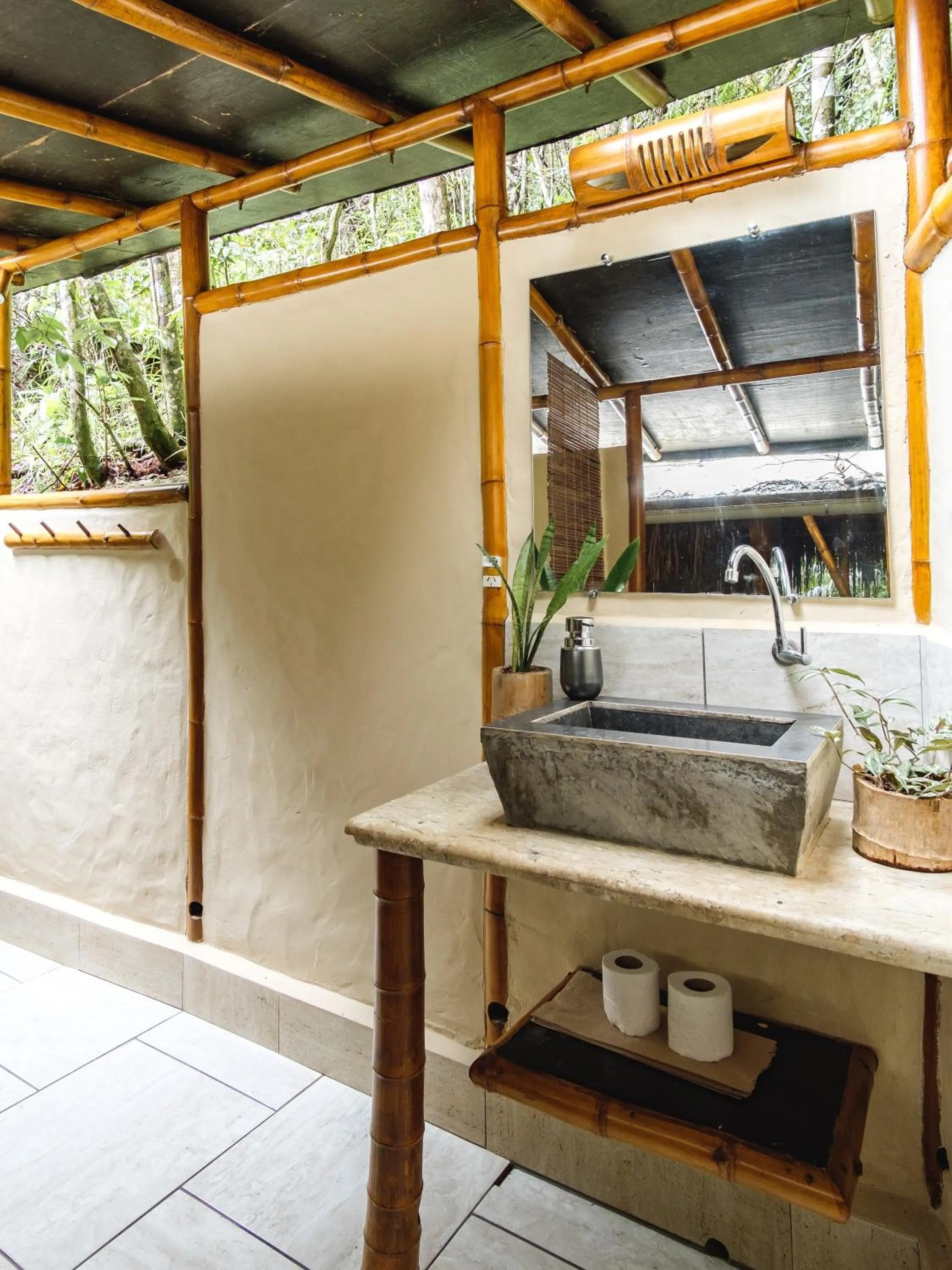Bathroom in Universo Pol Bamboo Hostel
