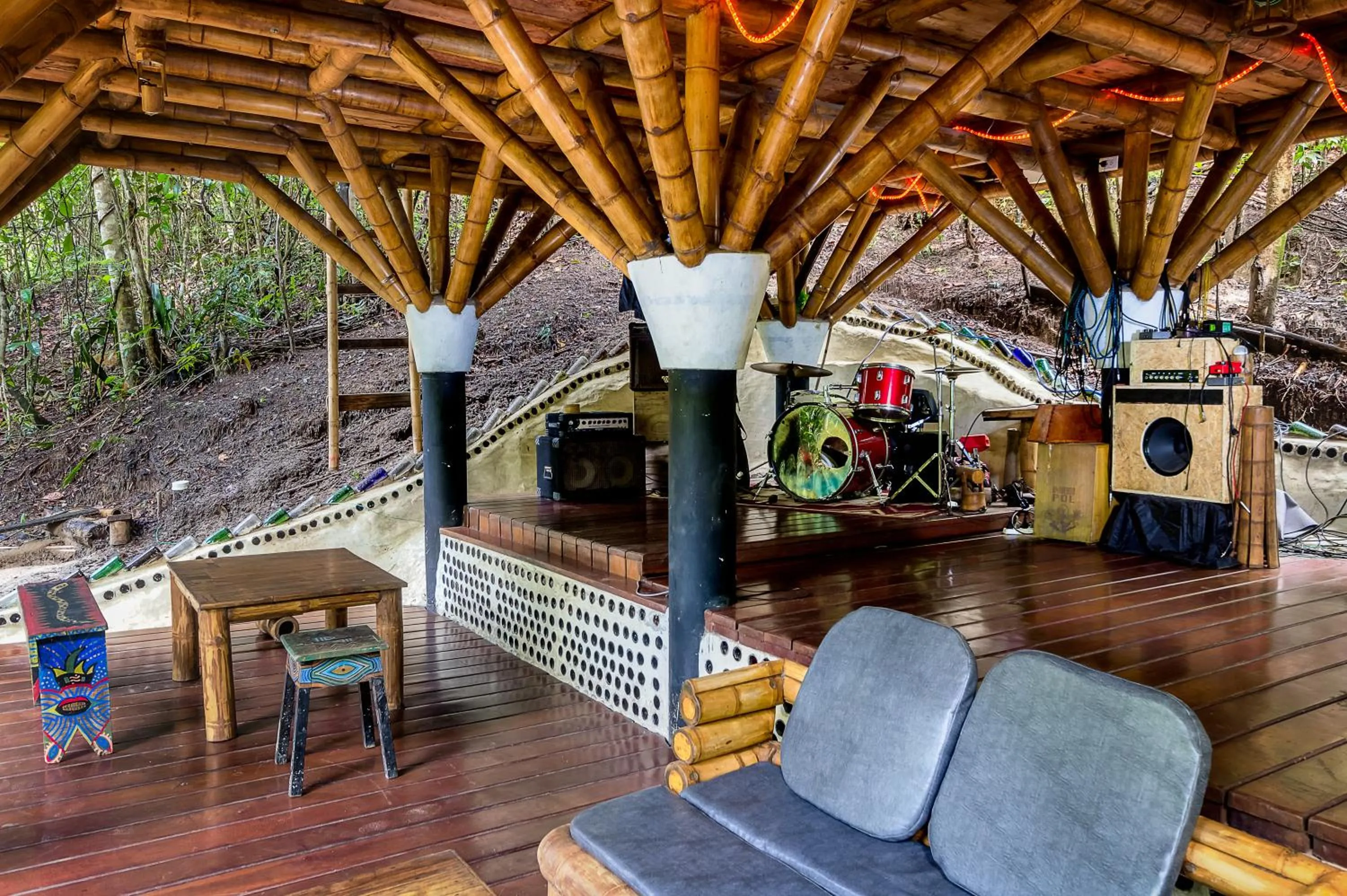 Garden in Universo Pol Bamboo Hostel