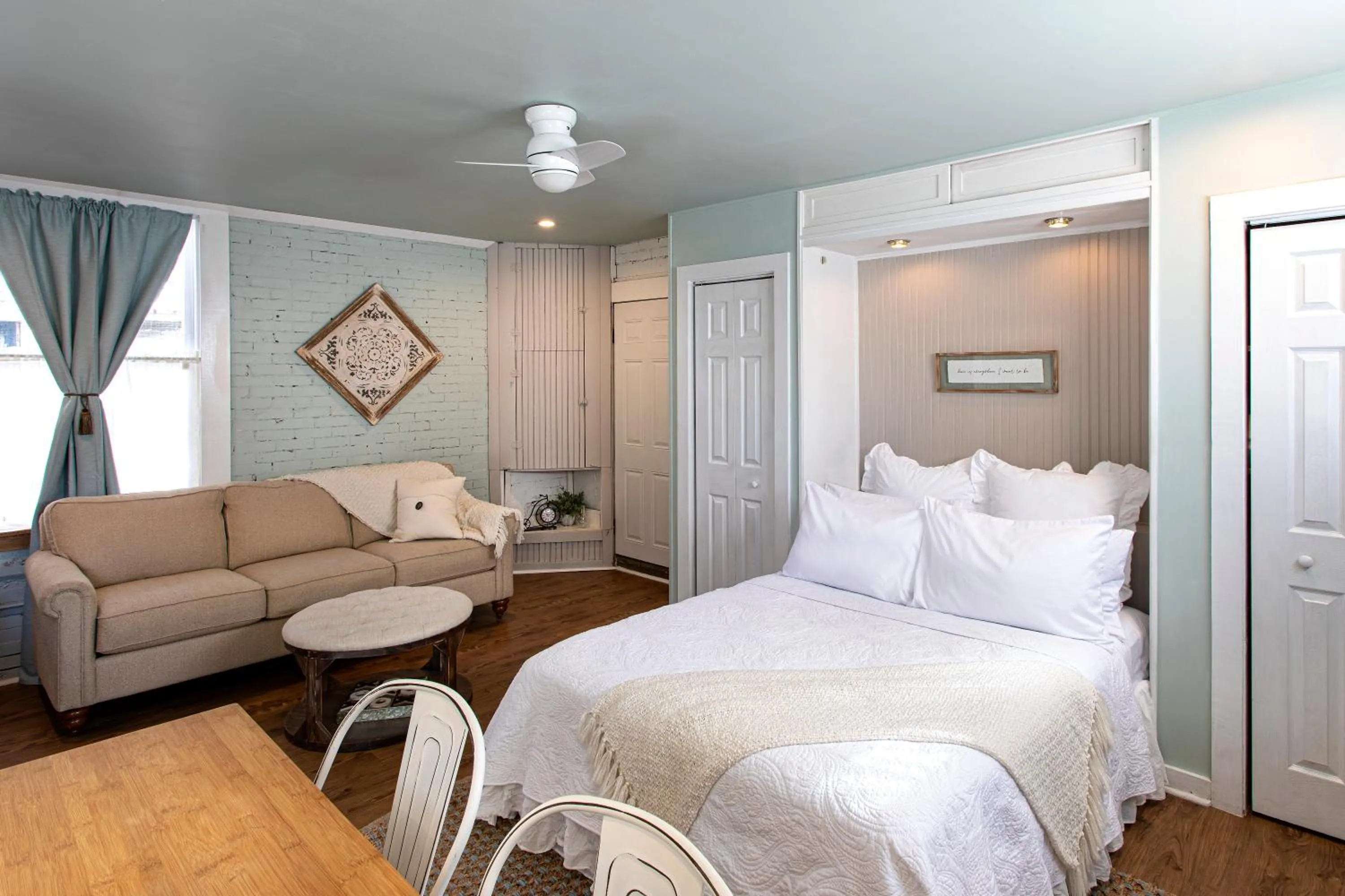 Photo of the whole room in Katy House Bed and Breakfast