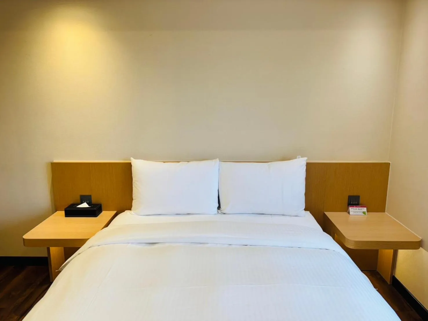 Photo of the whole room, Bed in Eastin Taipei Hotel