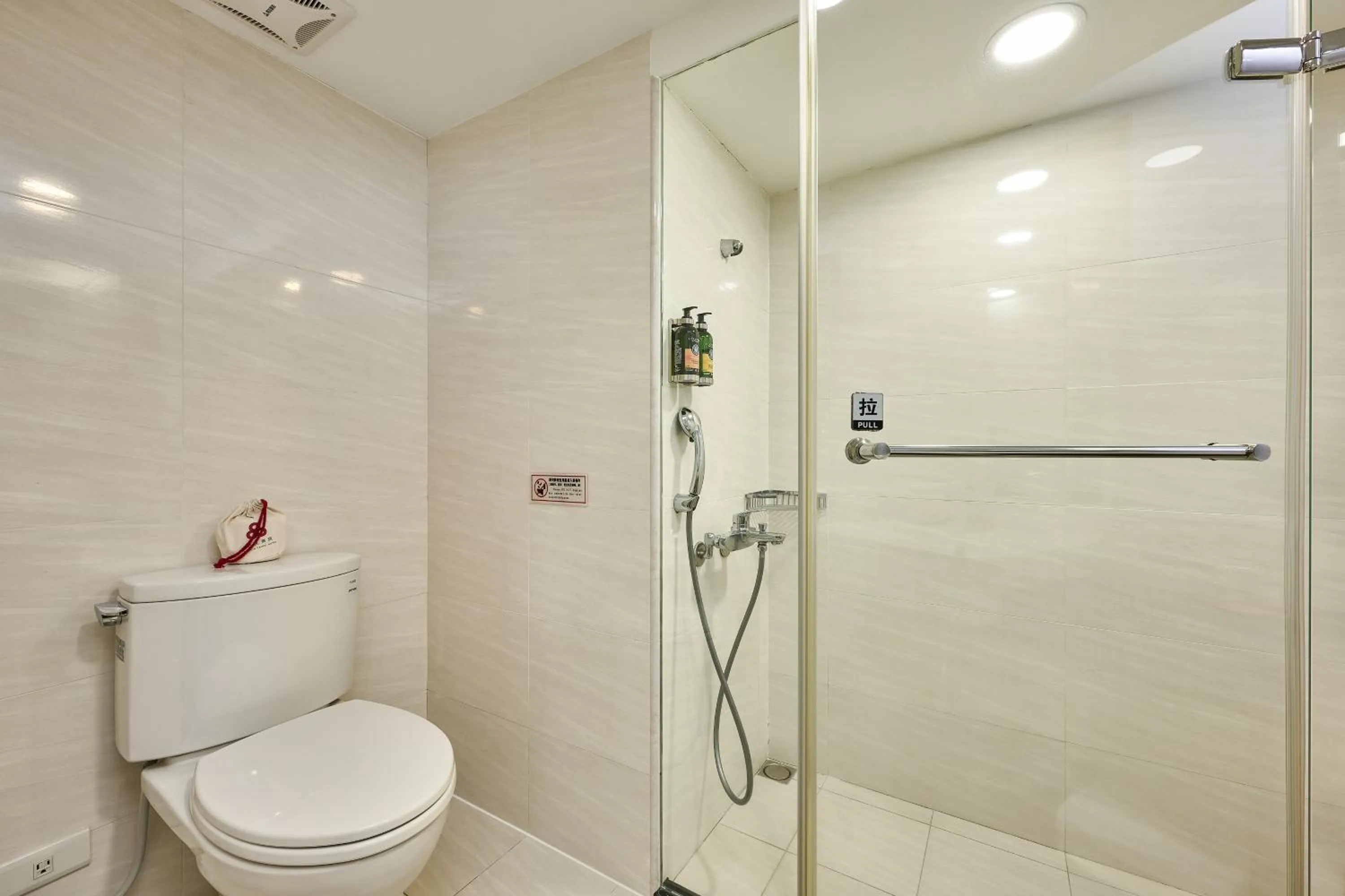 Shower in Eastin Taipei Hotel