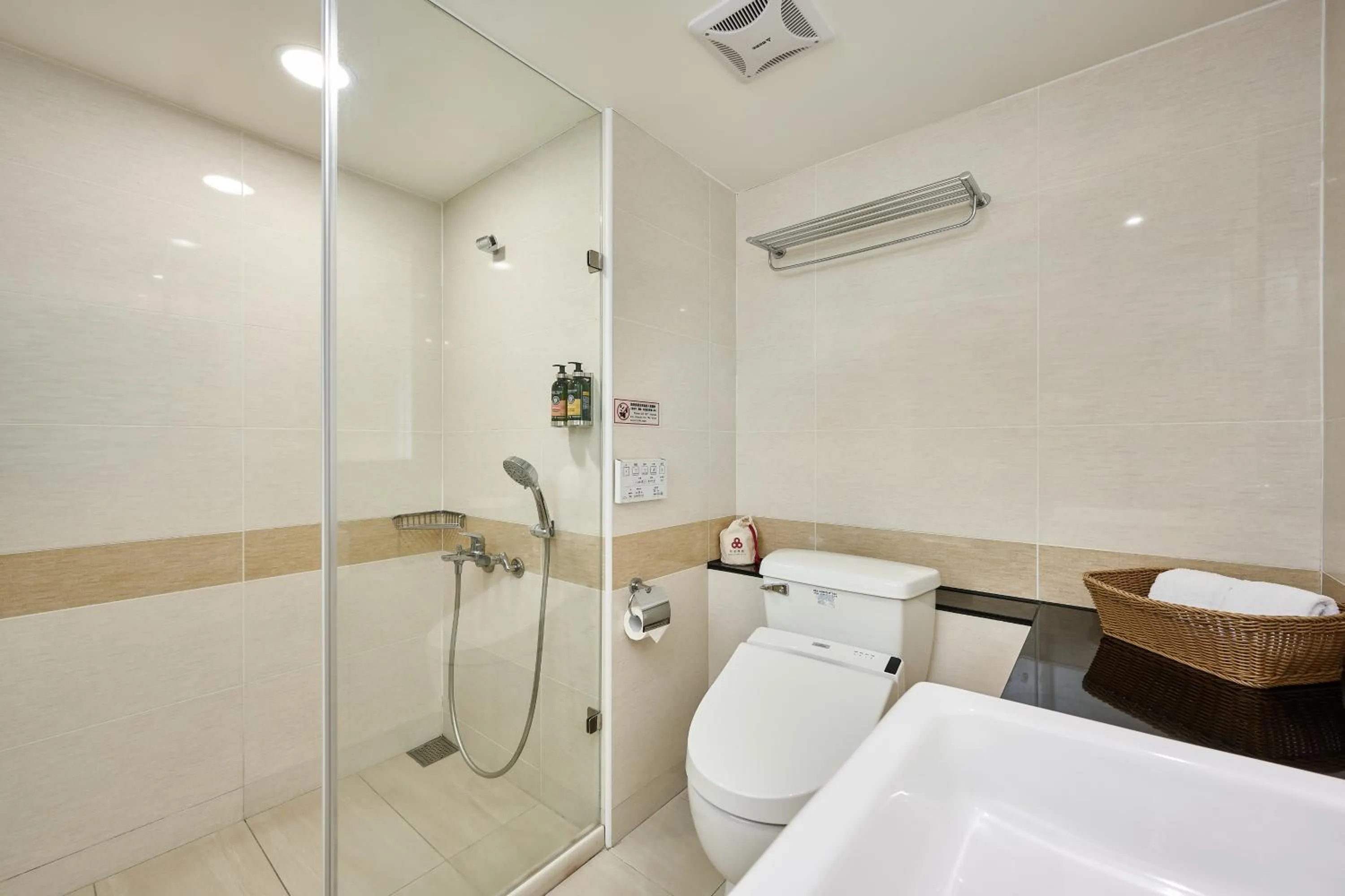 Shower in Eastin Taipei Hotel