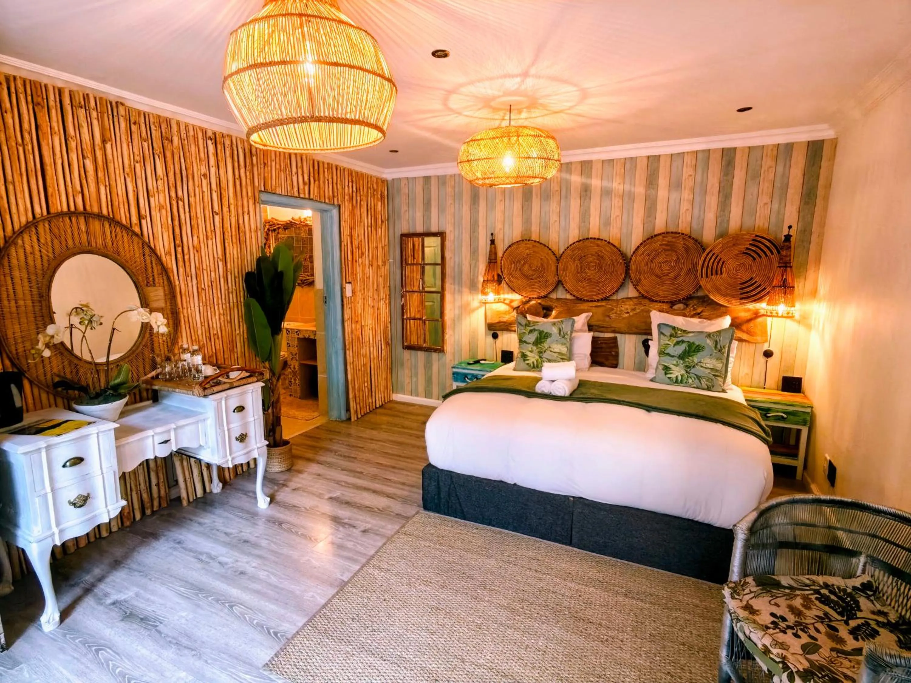 Photo of the whole room, Bed in African Groove Camps Bay