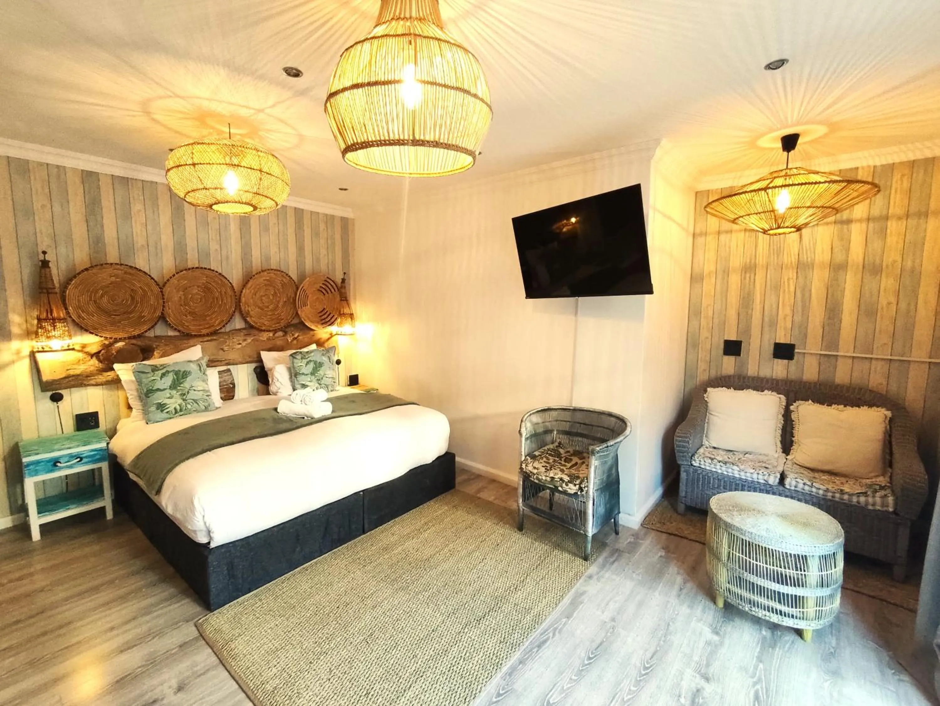Photo of the whole room, Bed in African Groove Camps Bay