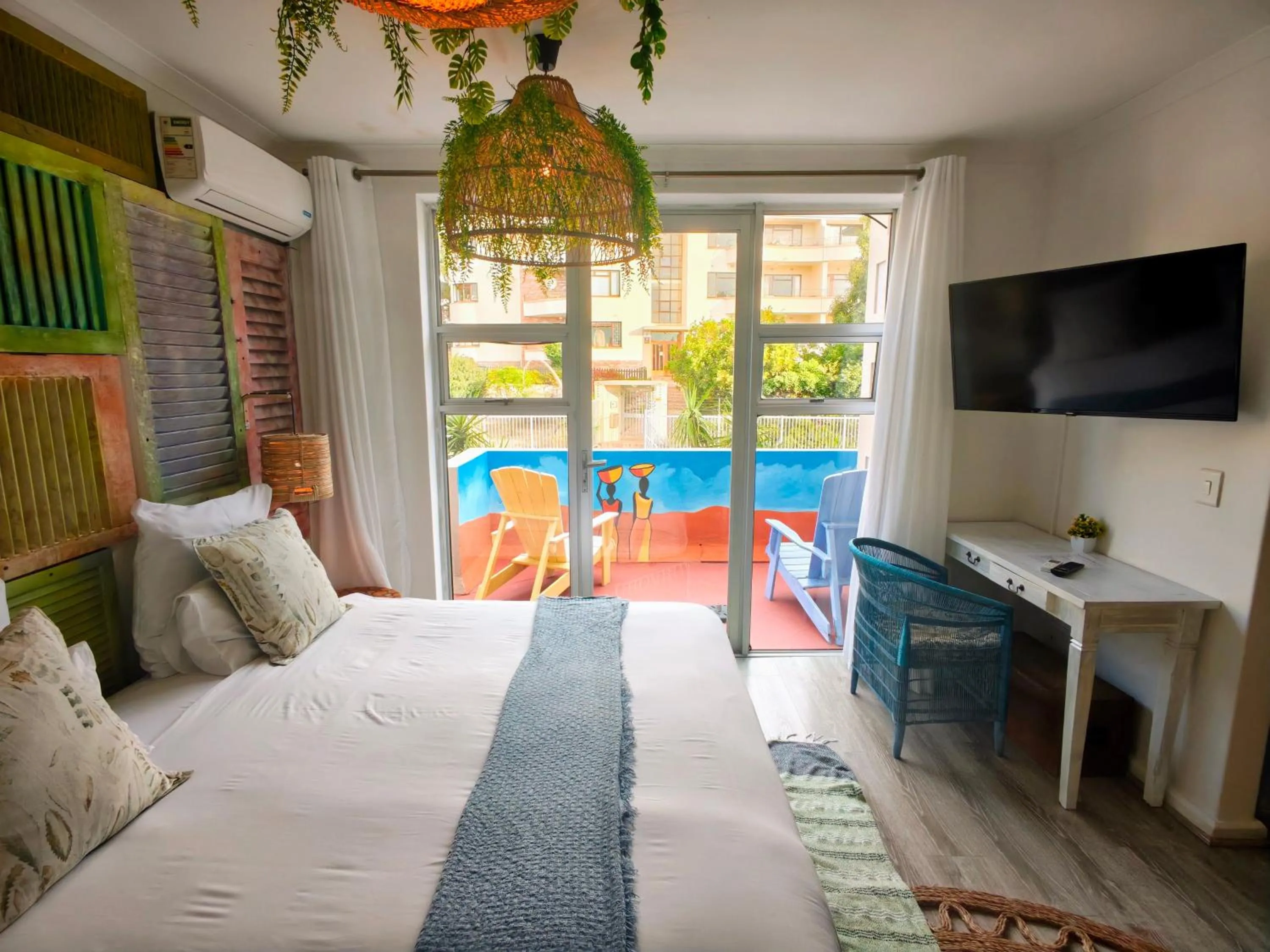 Seating area, Bed in African Groove Camps Bay