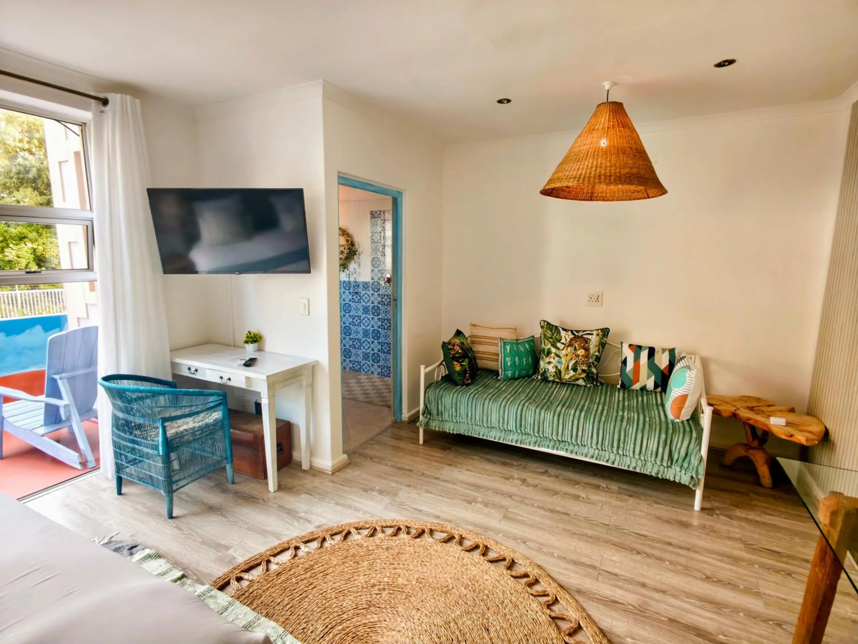 Photo of the whole room, Bed in African Groove Camps Bay