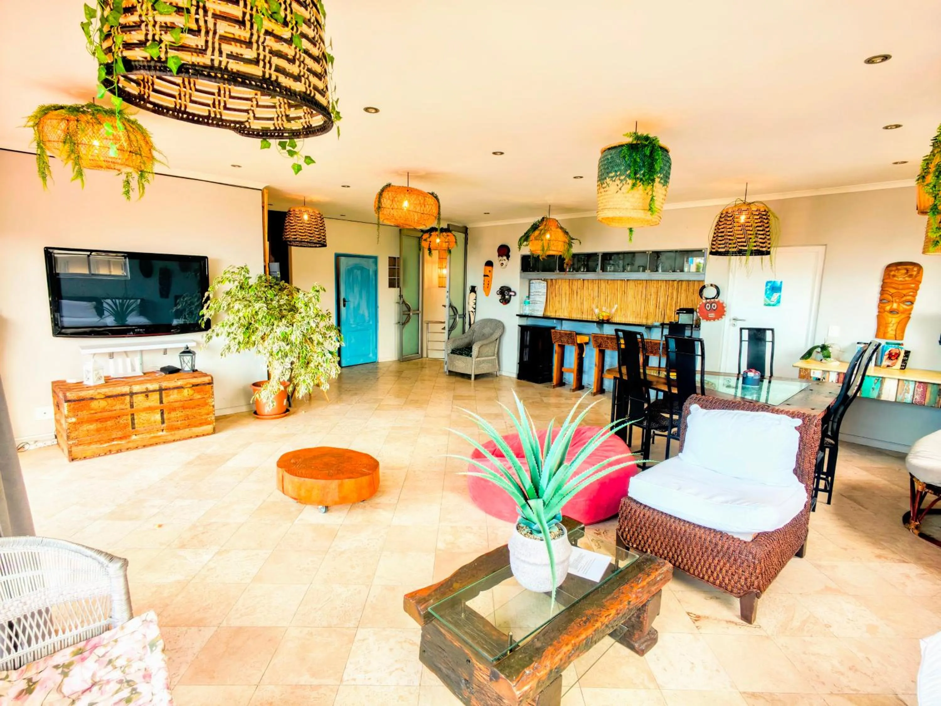 Communal lounge/ TV room in African Groove Camps Bay
