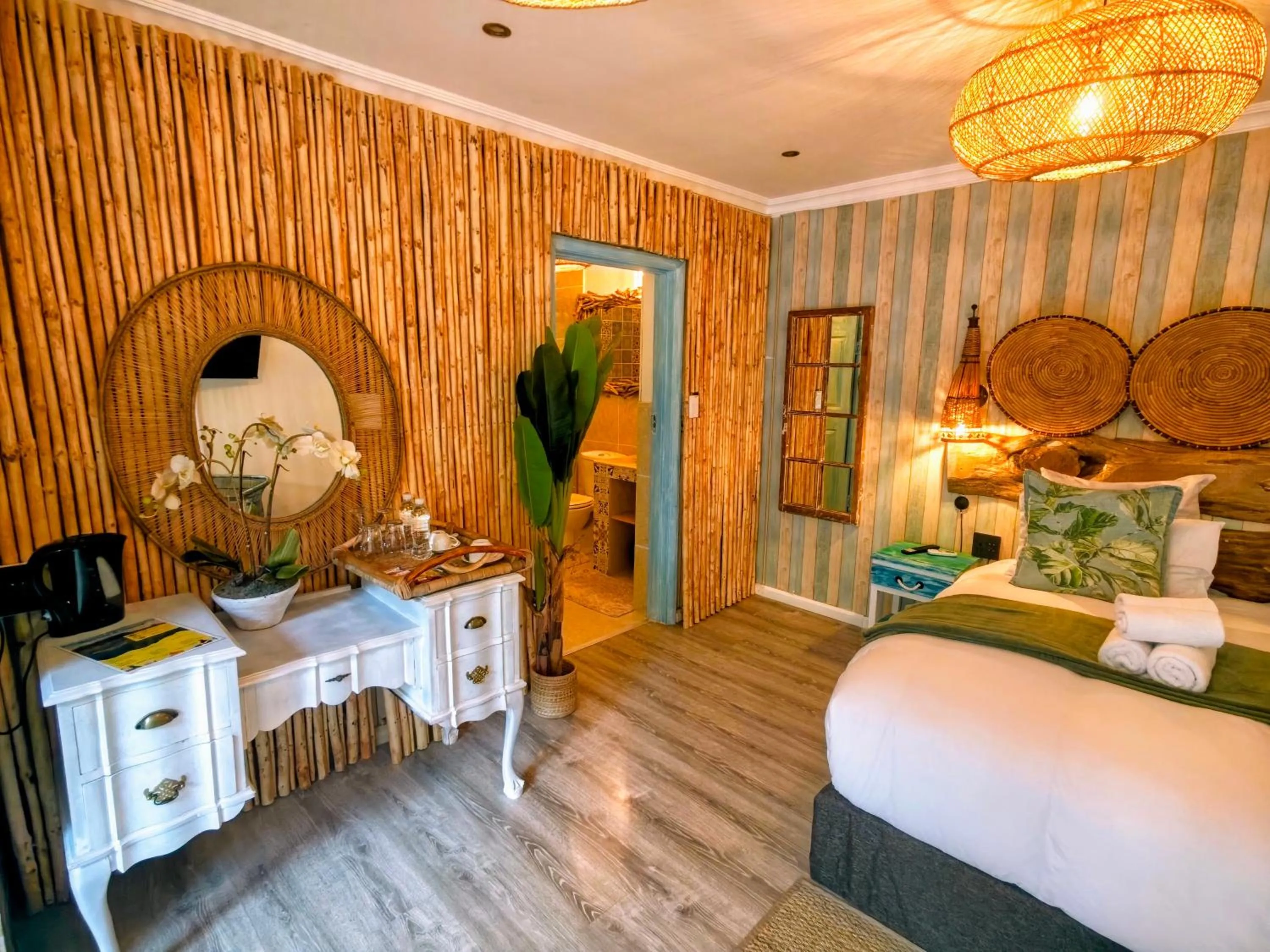 Photo of the whole room, Bed in African Groove Camps Bay