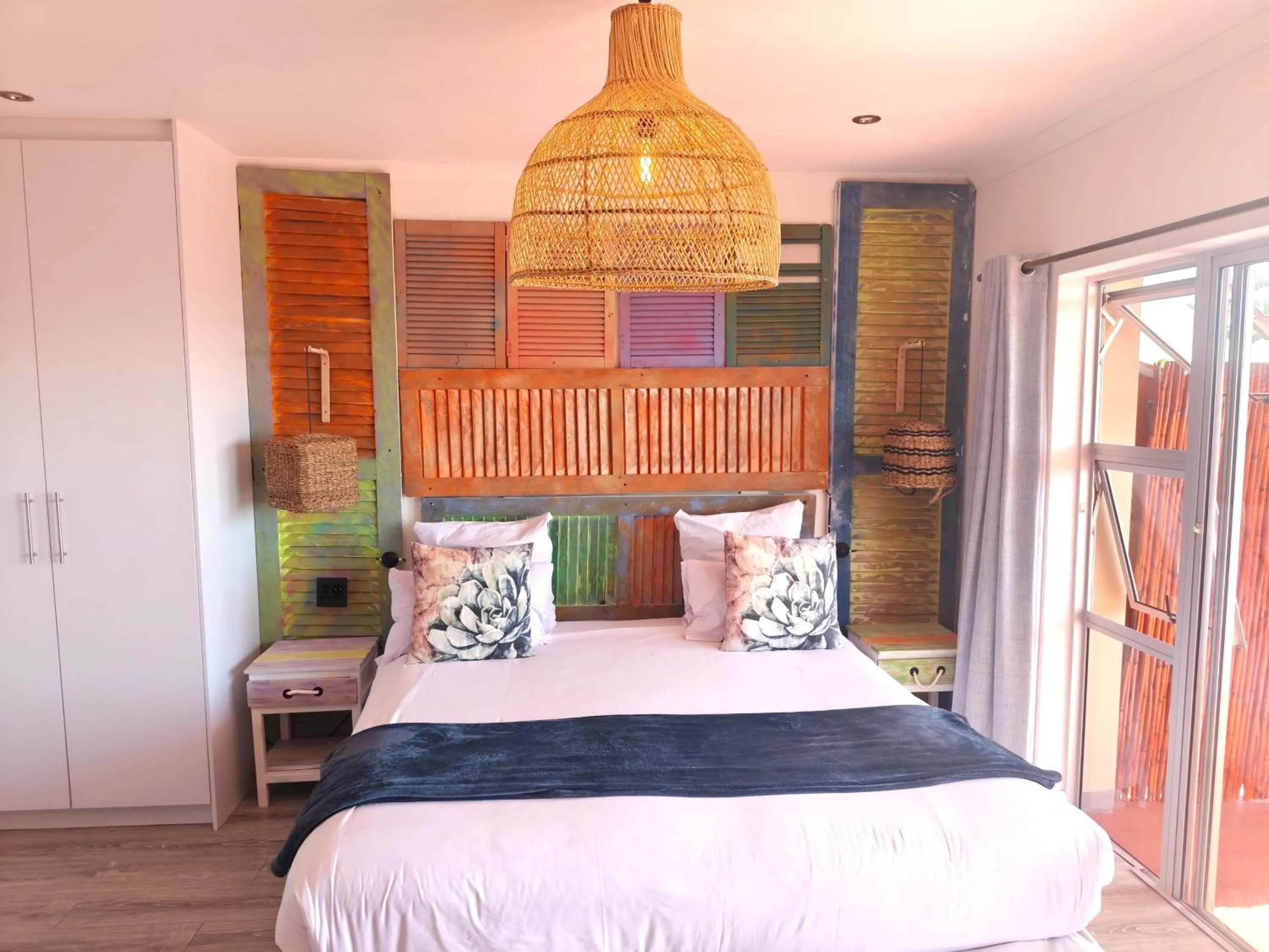 Photo of the whole room, Bed in African Groove Camps Bay